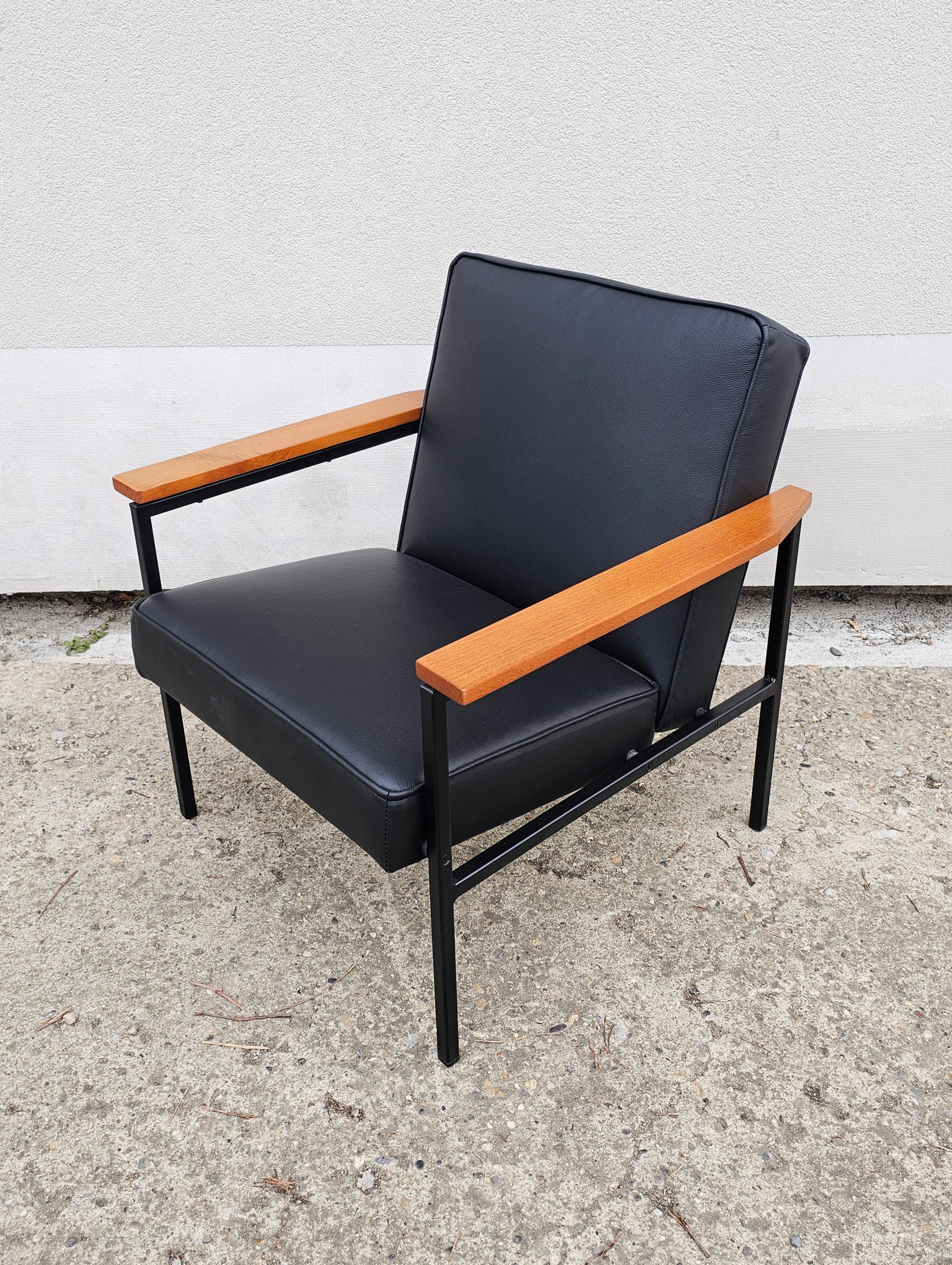 Pair of Mid Century Leather Armchairs by Branko Ursic for Stol Kamnik For Sale 1