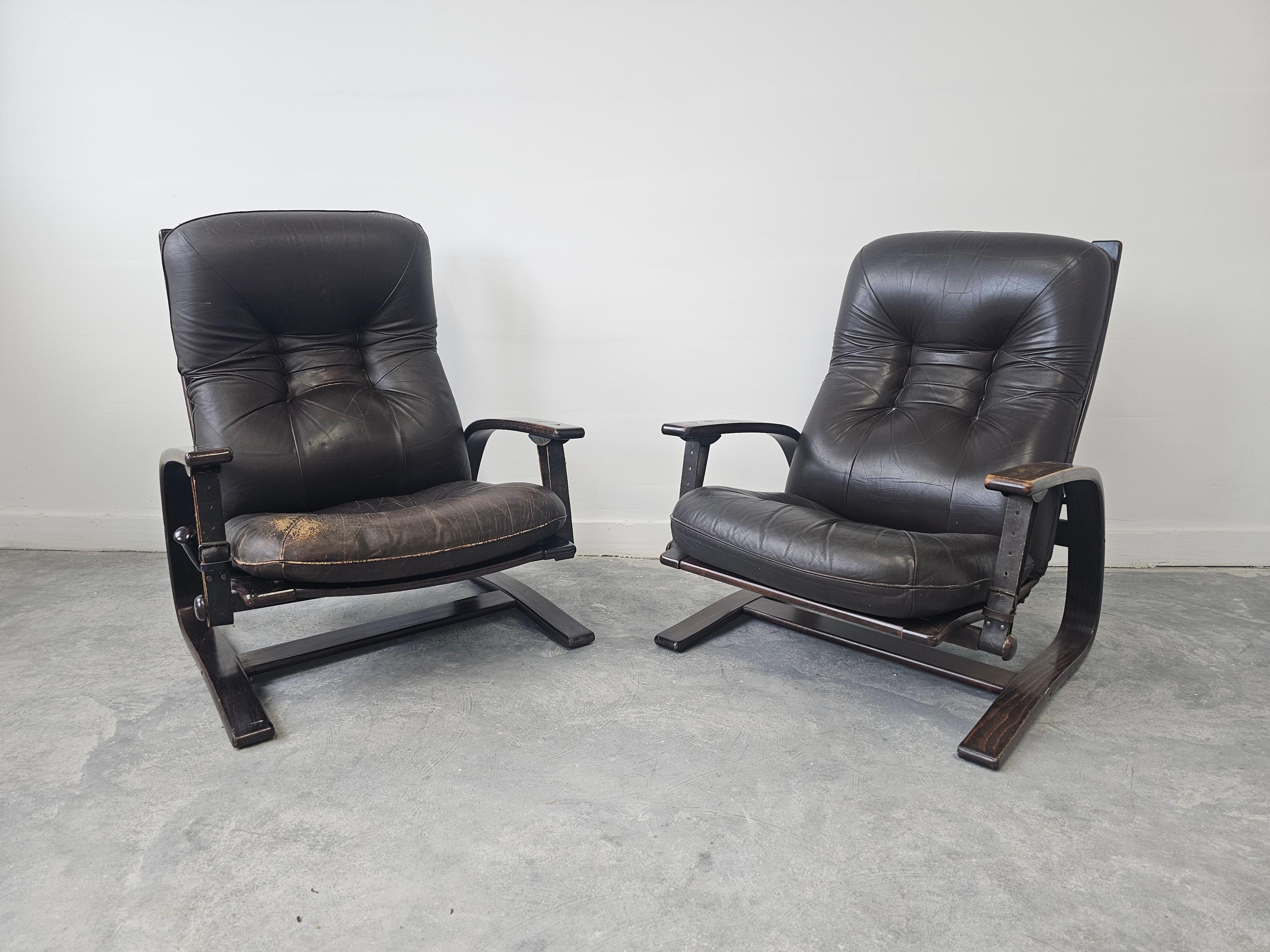 In diesem Angebot finden Sie ein Paar Mid Century Modern Reclining Ledersessel Modell 
