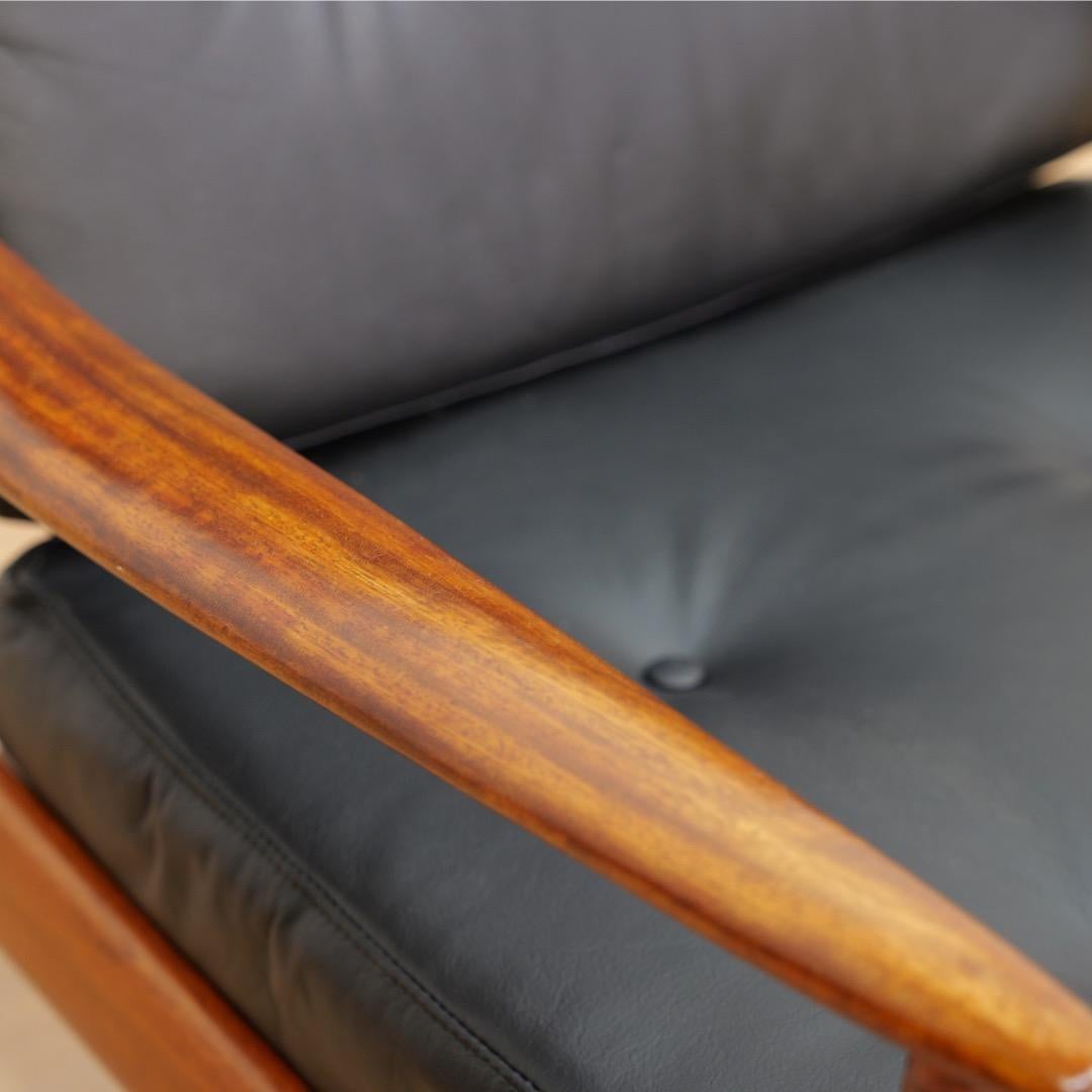 Coppia di sedie da salotto di metà secolo in pelle e palissandro di Beka in vendita 4