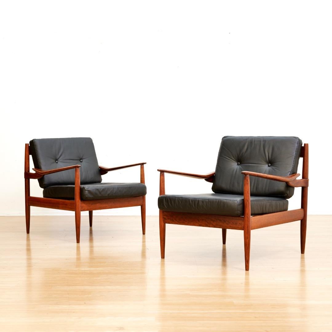 Coppia di sedie da salotto di metà secolo in pelle e palissandro di Beka in vendita 6