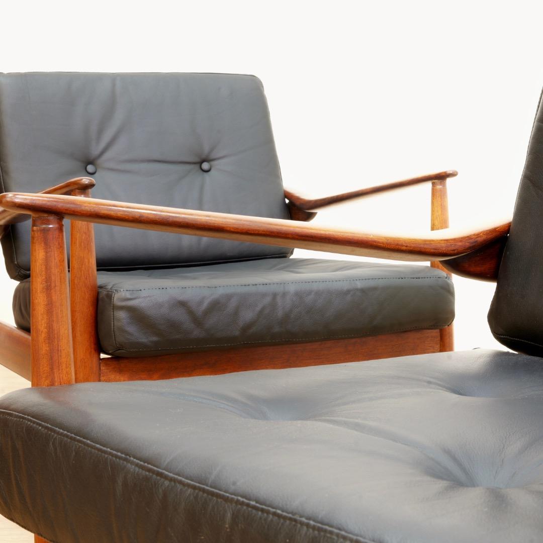 Pelle Coppia di sedie da salotto di metà secolo in pelle e palissandro di Beka in vendita