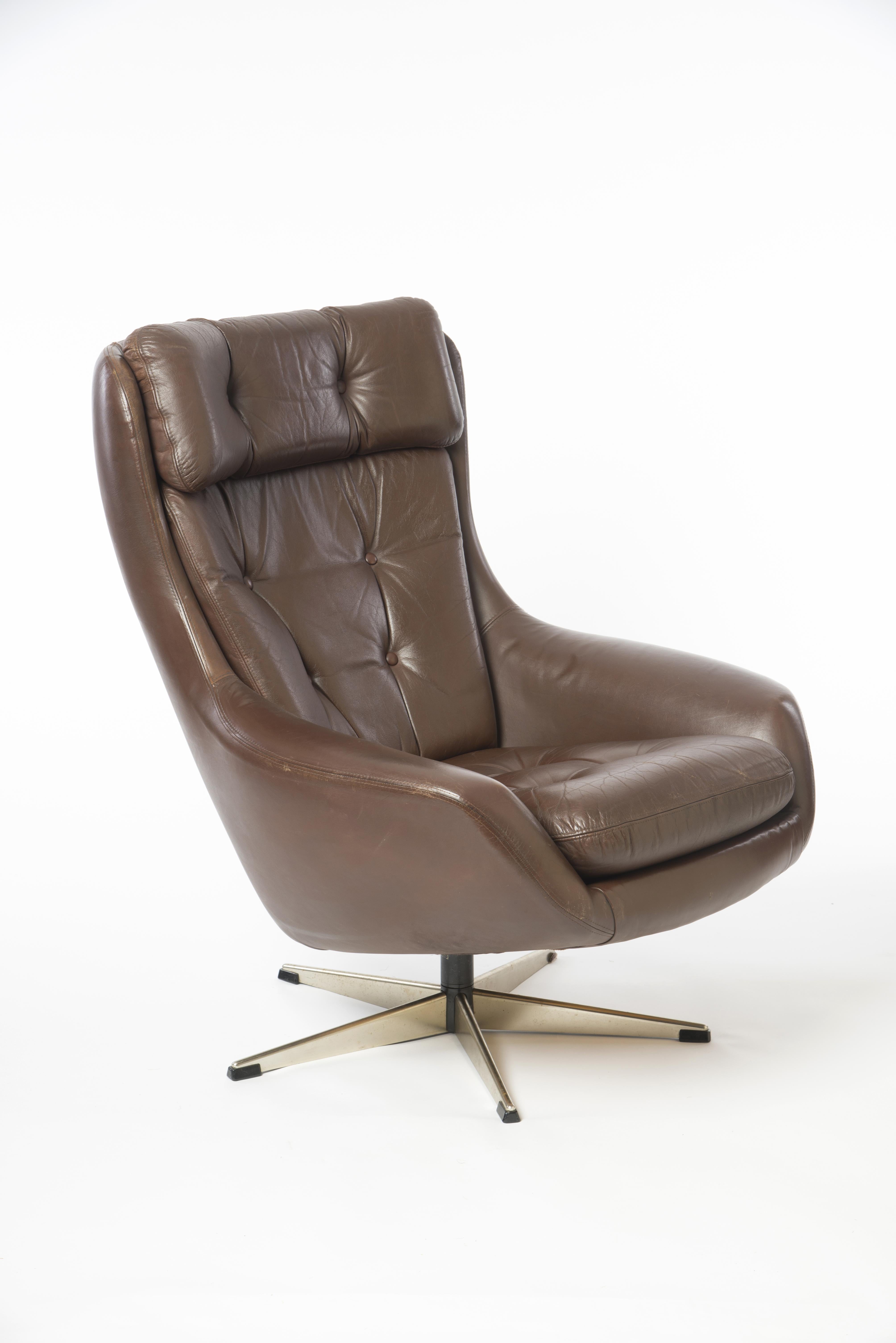 This pair of midcentury leather swivel chairs by the designer H.W. Klein are in exceptionally good condition. The leather is almost flawless and only shows minor wear. Wonderful relaxing chairs with great design. Fantastic option for designing