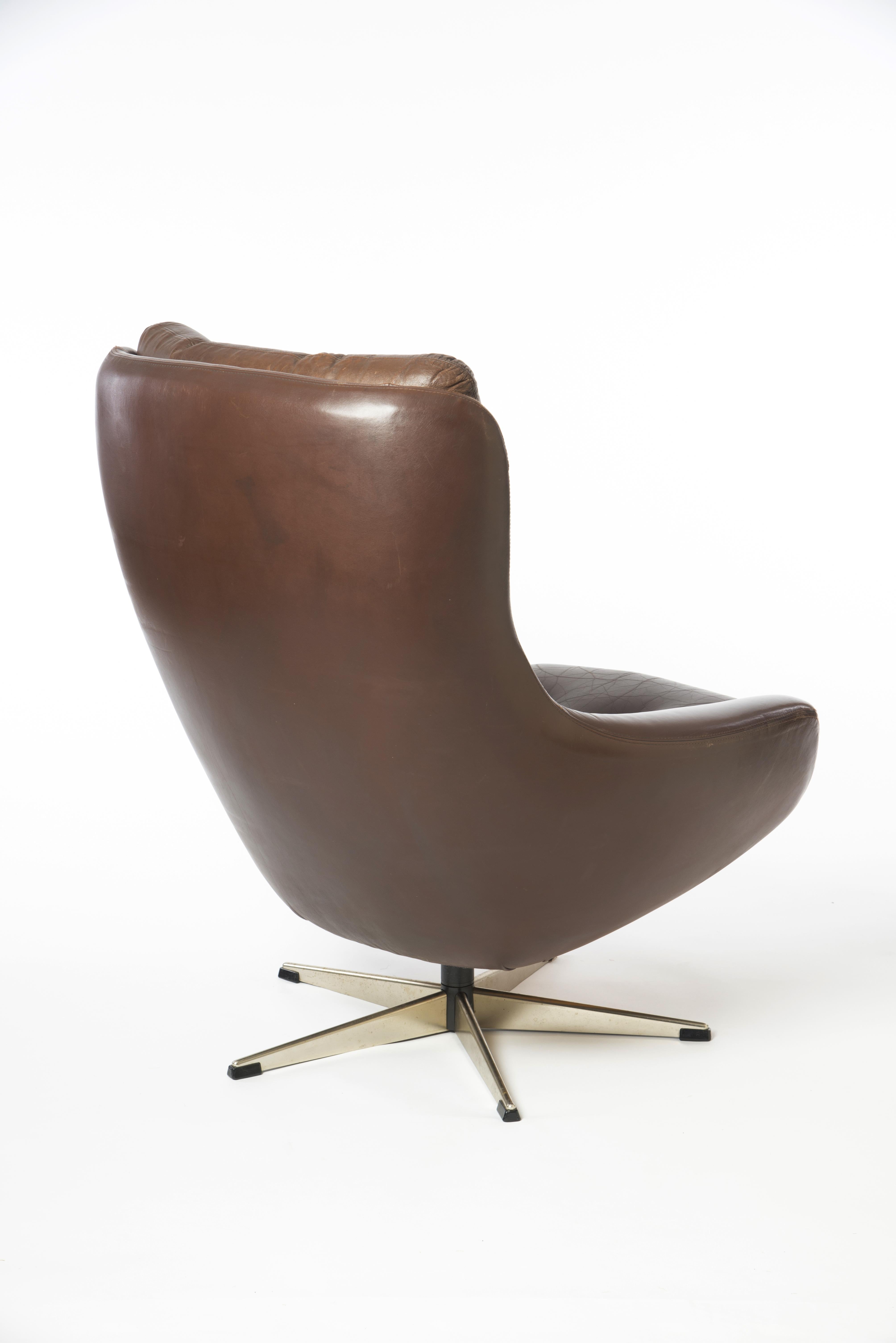 Mid-Century Modern Paire de chaises pivotantes en cuir du milieu du siècle dernier du designer danois H.W. Klein en vente