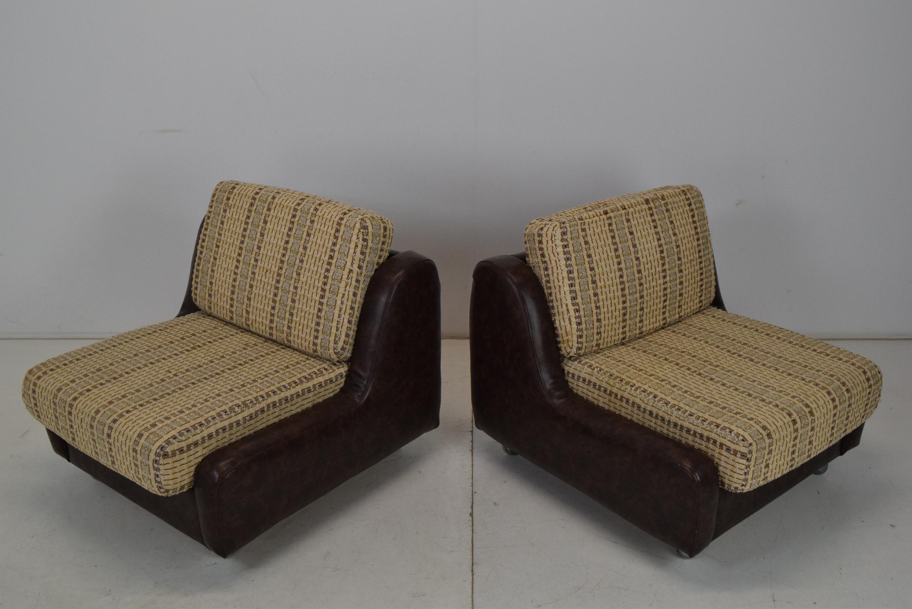 Made in Czechoslovakia
Made of Fabric,Leatherette
Cushions show signs of use
Original condition