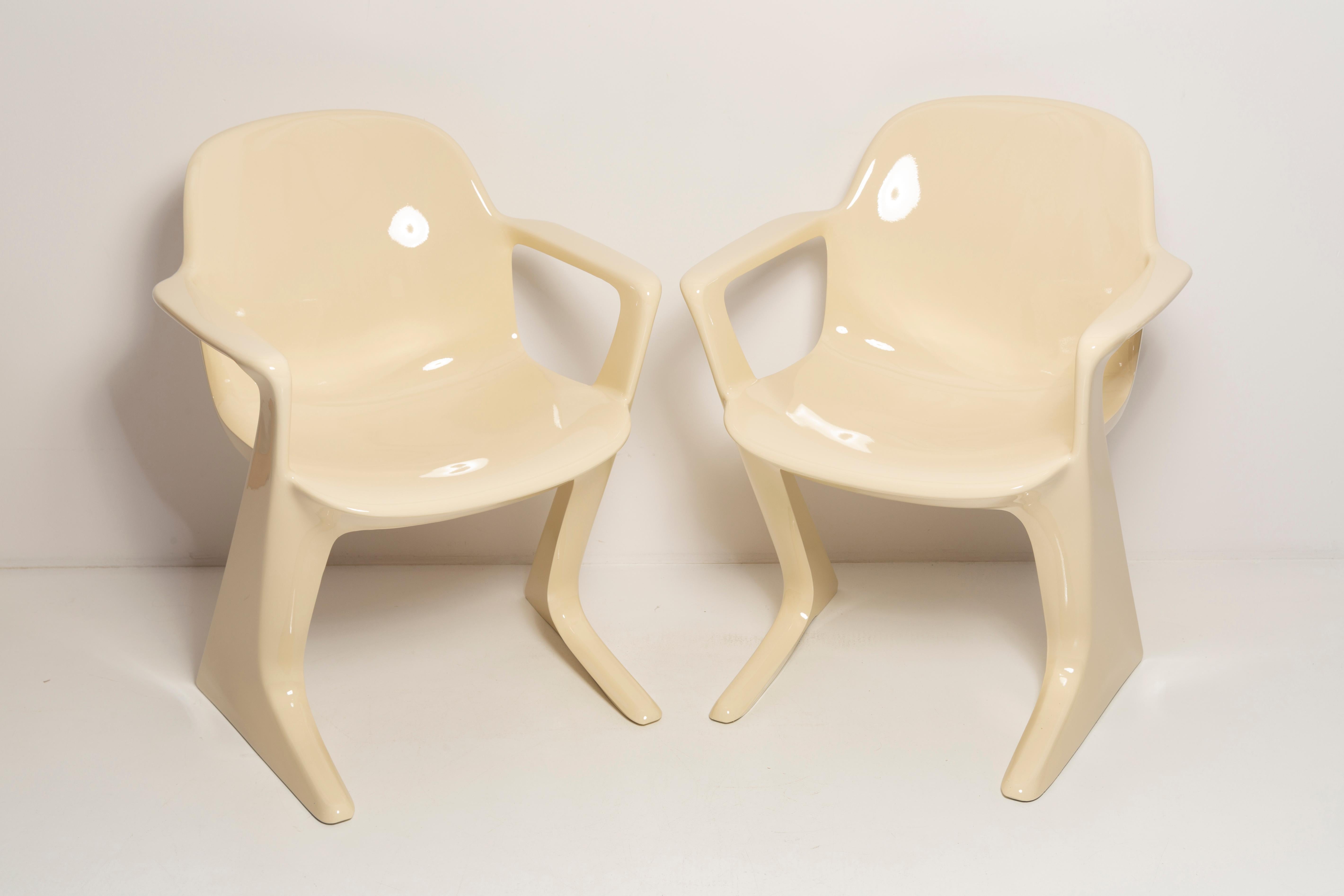 Ce modèle est appelé Z-chair. Conçue en 1968 en RDA par Ernst Moeckl et Siegfried Mehl, version allemande de la chaise Panton. Également appelée chaise kangourou ou chaise variopur. Produit en Allemagne de l'Est.

La z.stuhl, conçue par Ernst