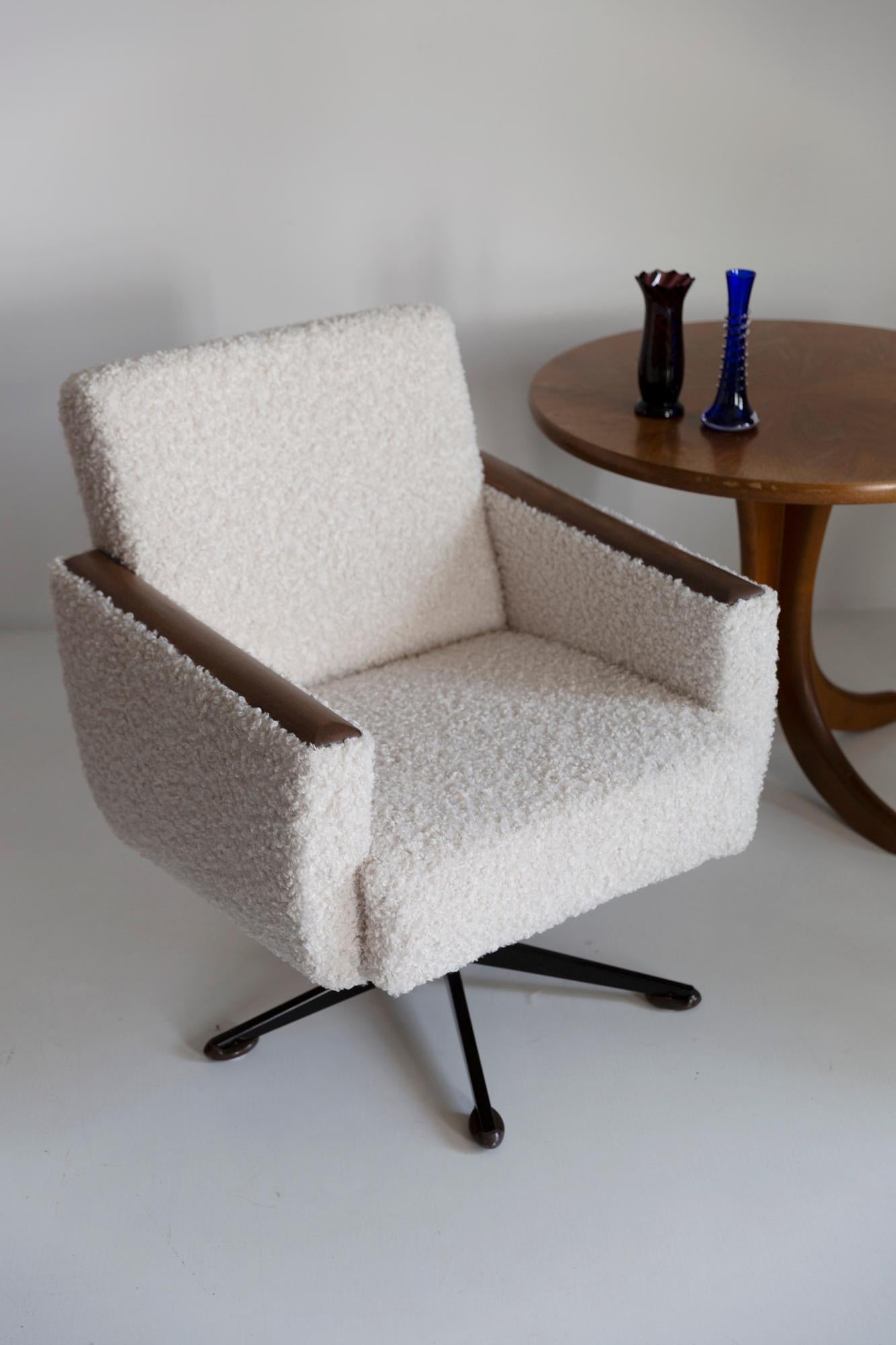 Paire d'étonnants fauteuils pivotants des années 1960, fabriqués dans l'usine de meubles silésienne de Swiebodzin - à l'heure actuelle, ils sont uniques. Très confortable. Grâce à leurs dimensions, ils s'intègrent parfaitement, même dans les petits