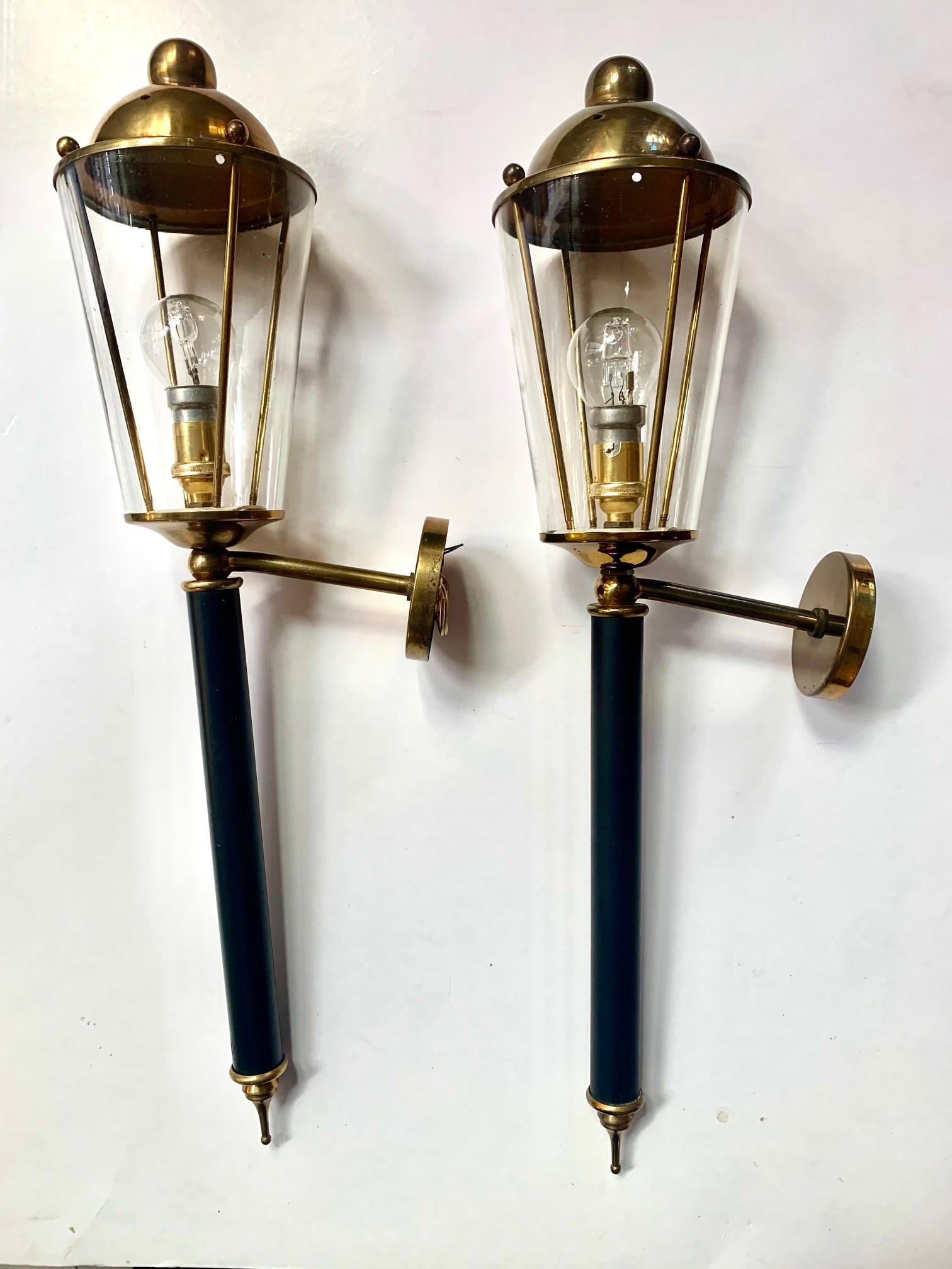 Ein Paar Wandleuchten von Maison Lunel in Form einer Fackel, aus goldfarbenem Messing und schwarz lackiertem Metall, mit kristallenen Lampenschirmen und einer komplett erneuerten elektrischen Anlage.