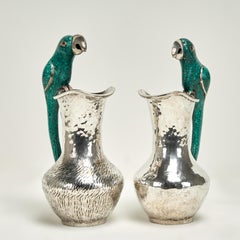 Coppia di brocche in rame e argento Los Castillos della metà del secolo scorso con manici a pappagallo