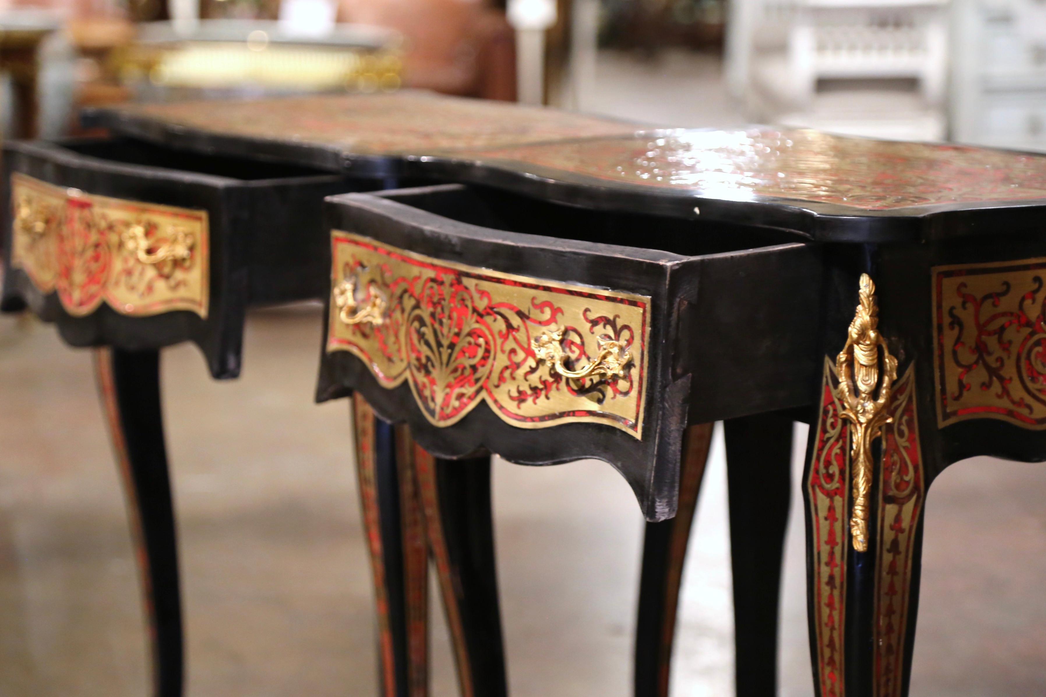 Paire de tables d'appoint de style Louis XV Boulle du milieu du siècle dernier, noirci et incrusté de laiton  en vente 3