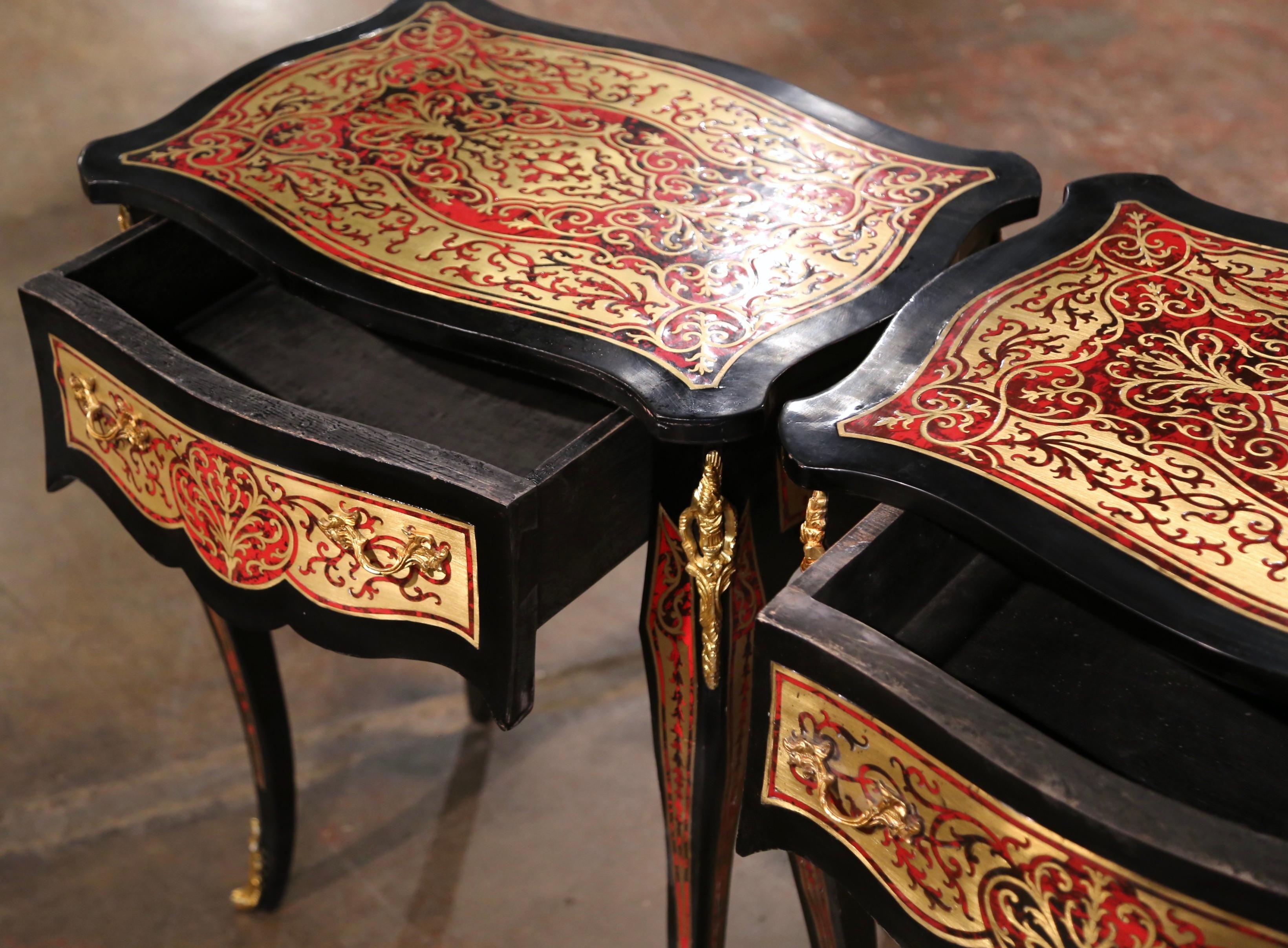 Paire de tables d'appoint de style Louis XV Boulle du milieu du siècle dernier, noirci et incrusté de laiton  en vente 4