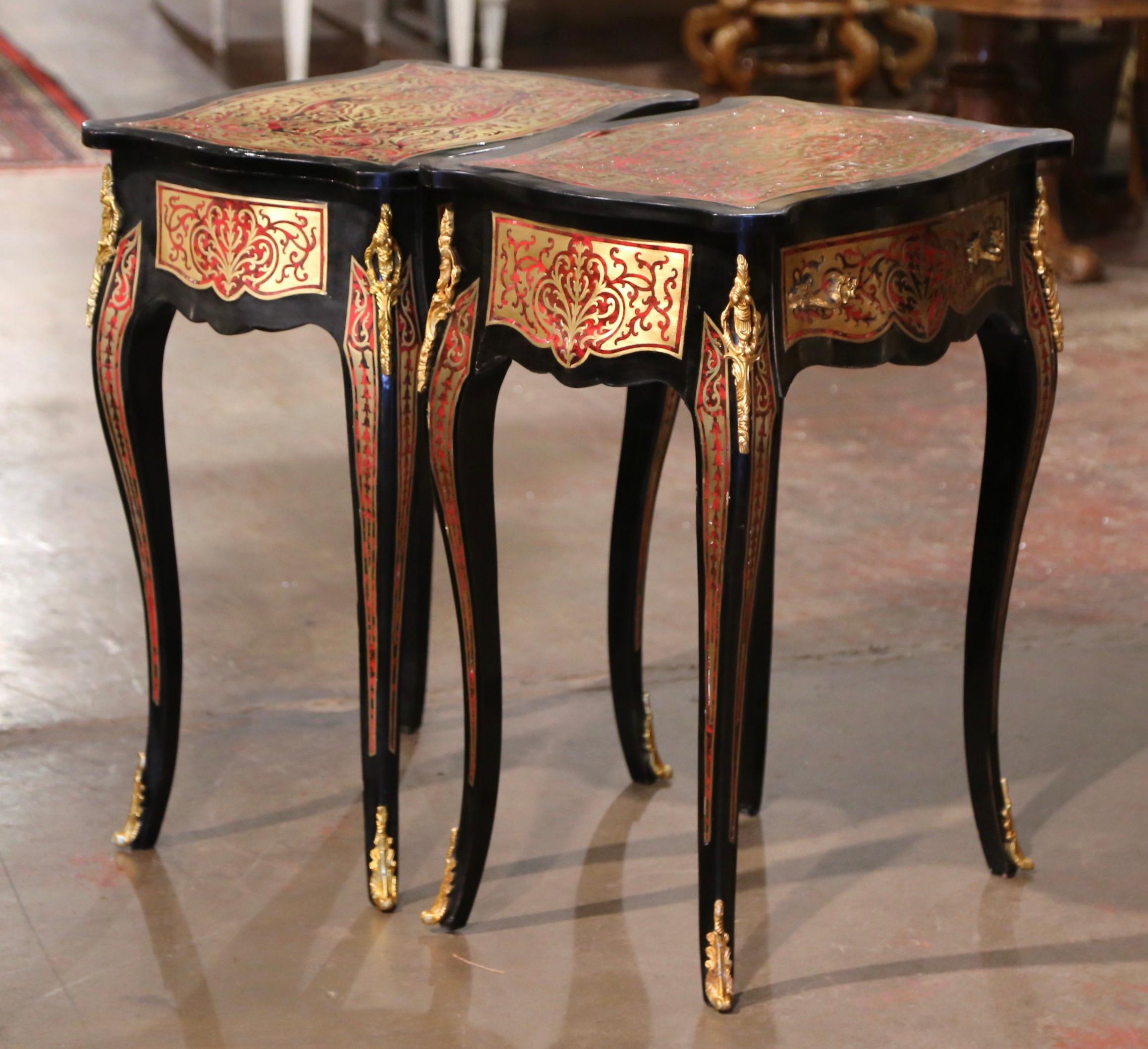 Paire de tables d'appoint de style Louis XV Boulle du milieu du siècle dernier, noirci et incrusté de laiton  en vente 5