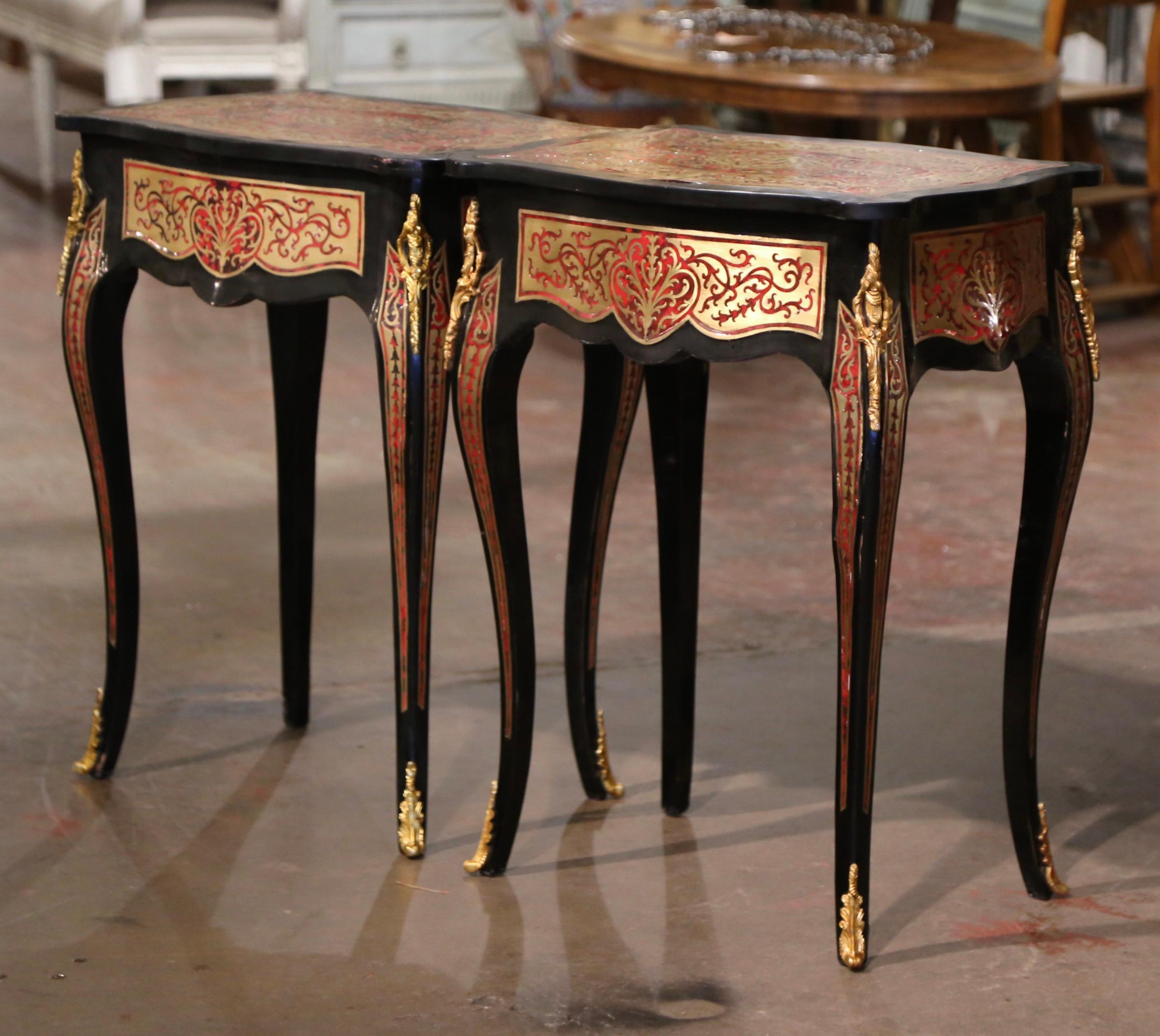 Paire de tables d'appoint de style Louis XV Boulle du milieu du siècle dernier, noirci et incrusté de laiton  en vente 6