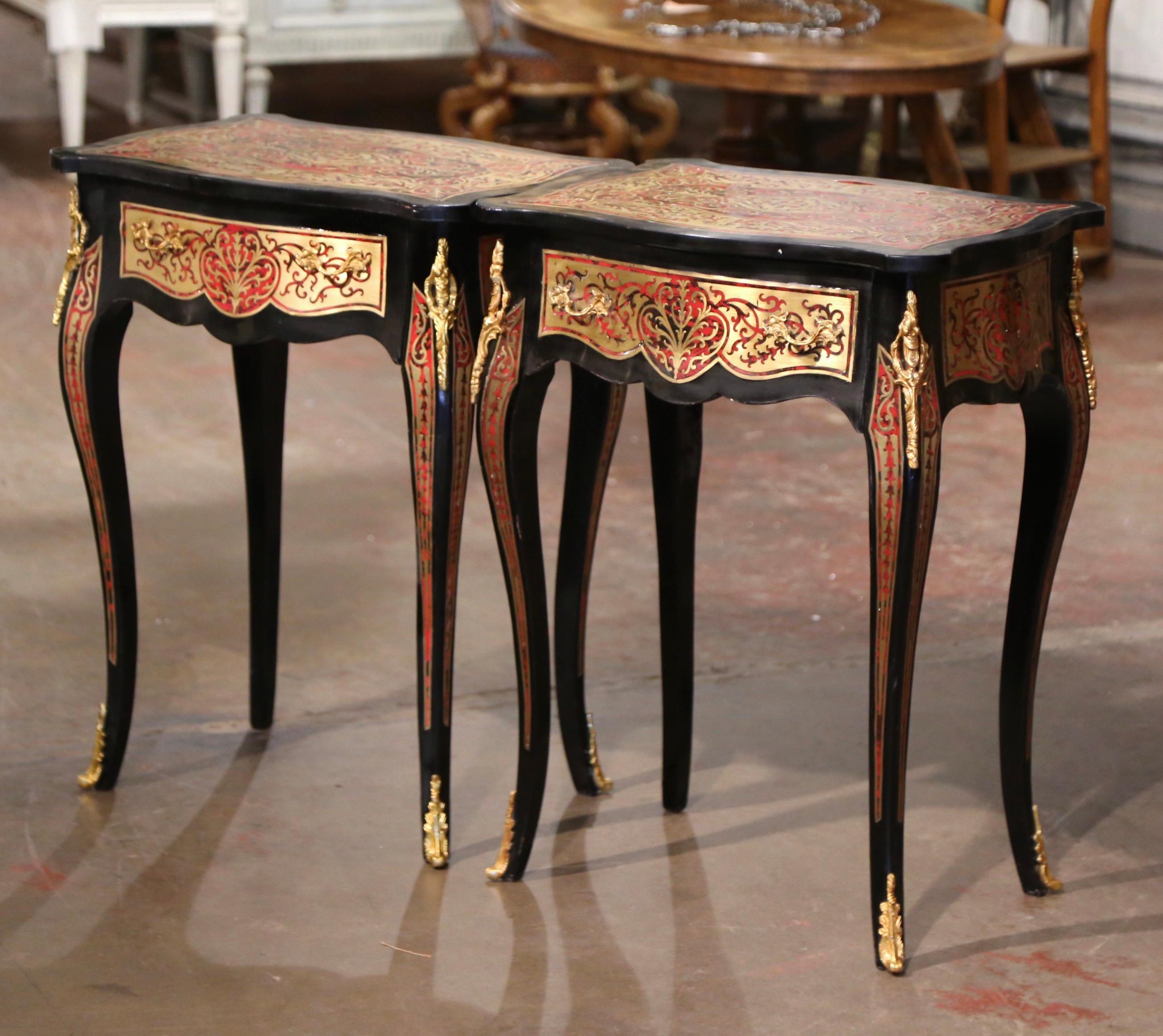 20ième siècle Paire de tables d'appoint de style Louis XV Boulle du milieu du siècle dernier, noirci et incrusté de laiton  en vente
