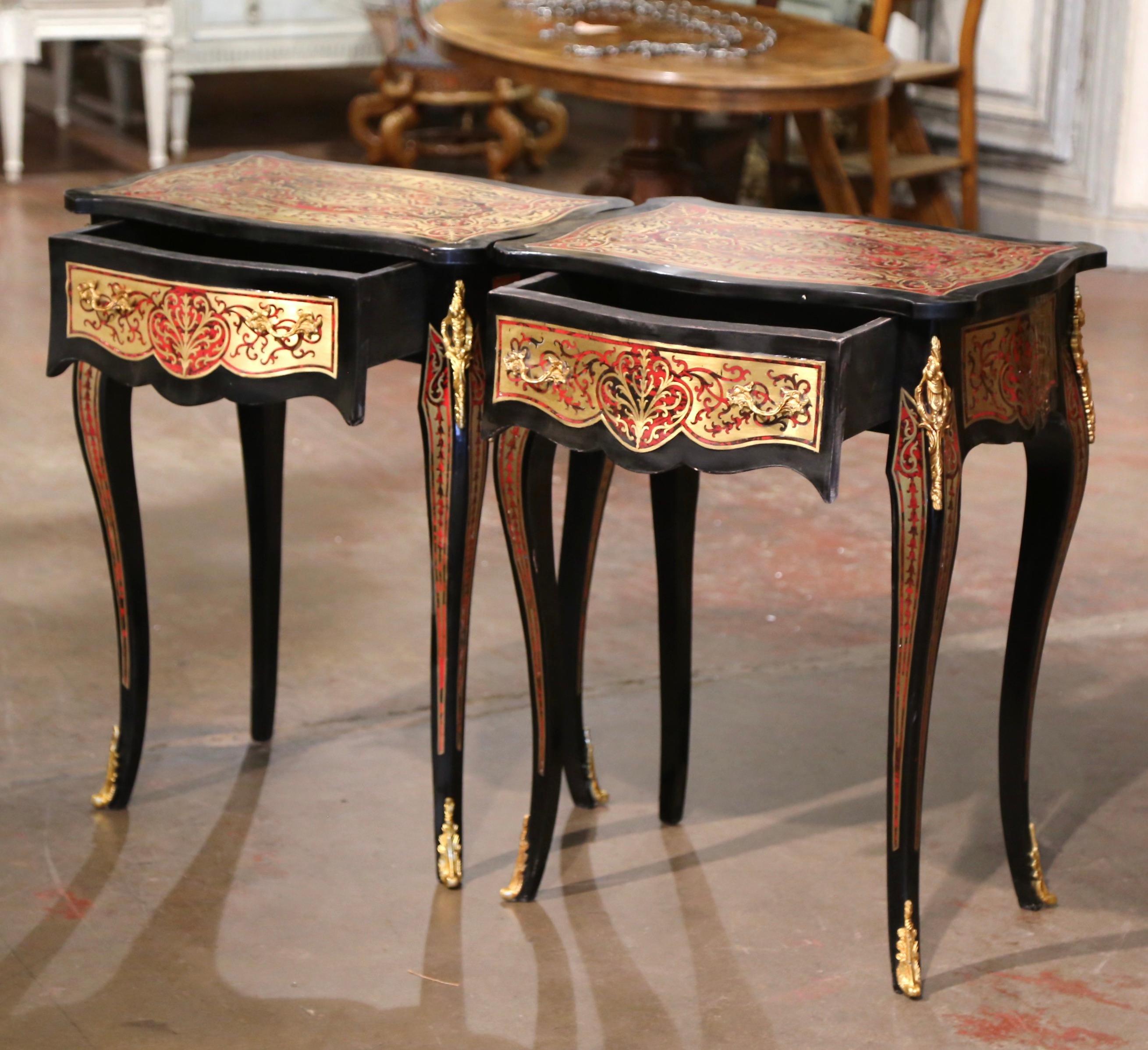 Paire de tables d'appoint de style Louis XV Boulle du milieu du siècle dernier, noirci et incrusté de laiton  en vente 2
