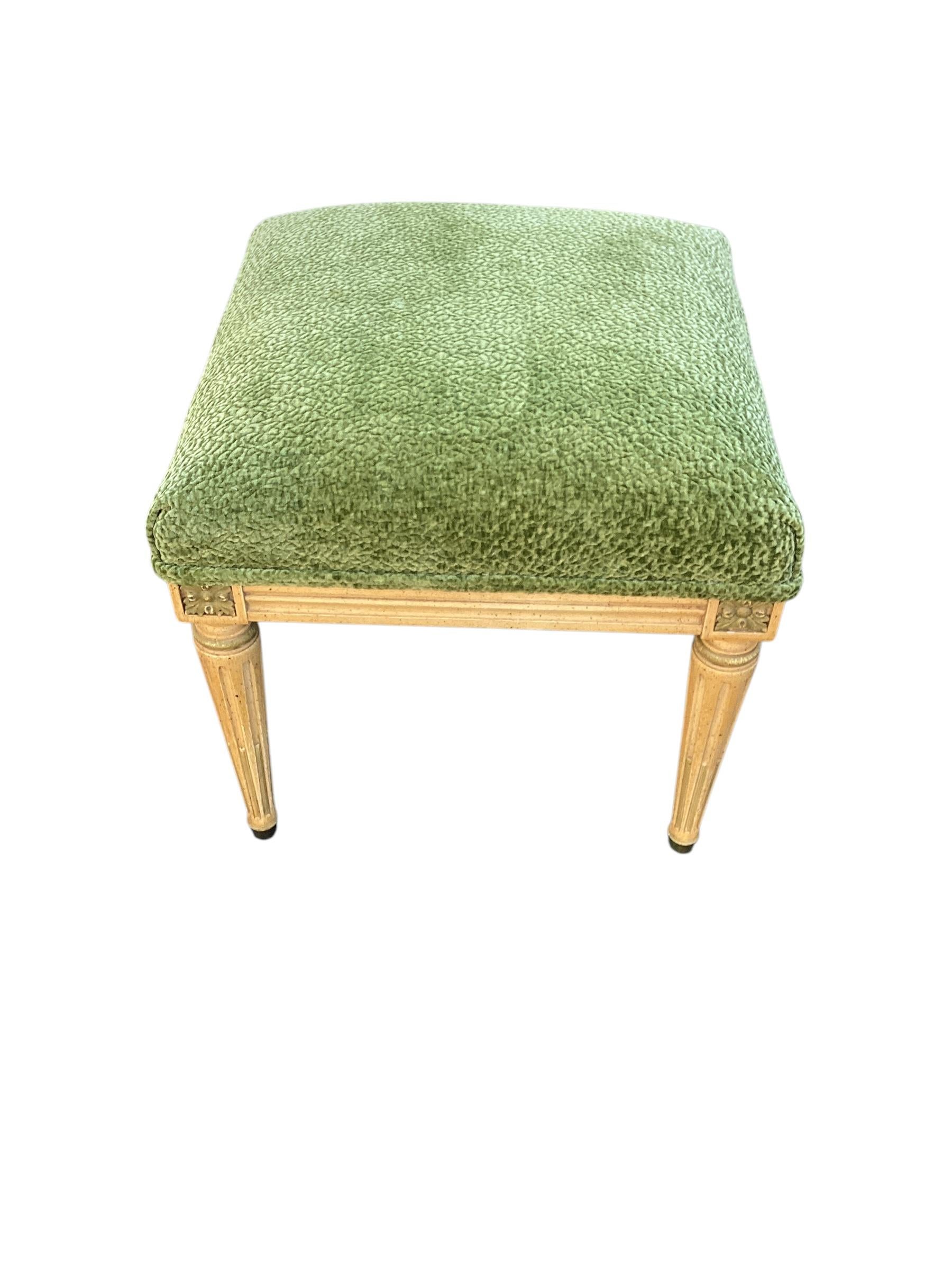 italien Paire de tabourets peints de style Louis XVI du milieu du siècle dernier, à la manière de Jansen en vente