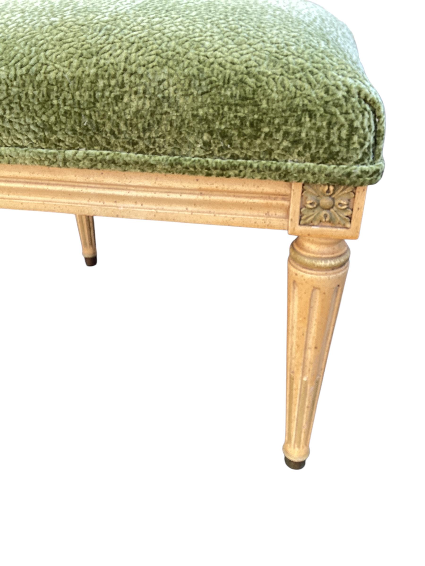 Milieu du XXe siècle Paire de tabourets peints de style Louis XVI du milieu du siècle dernier, à la manière de Jansen en vente