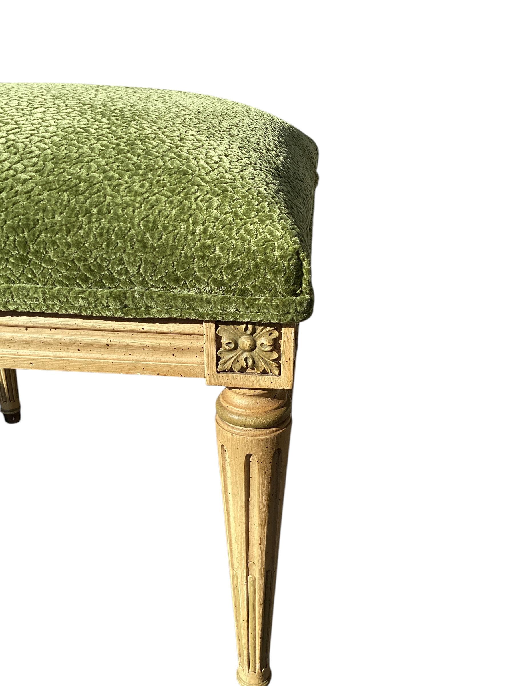 Tissu Paire de tabourets peints de style Louis XVI du milieu du siècle dernier, à la manière de Jansen en vente