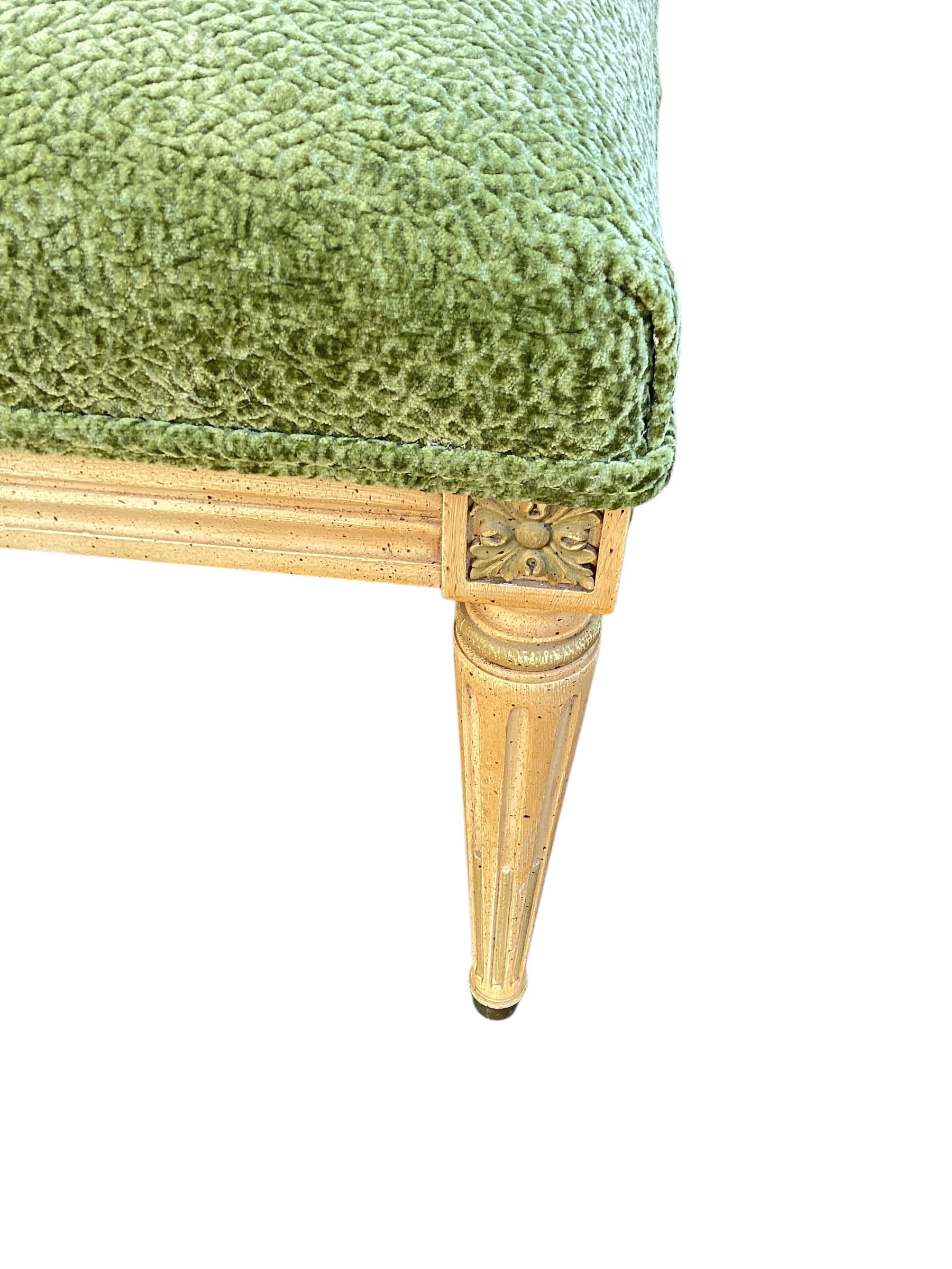Paire de tabourets peints de style Louis XVI du milieu du siècle dernier, à la manière de Jansen en vente 2