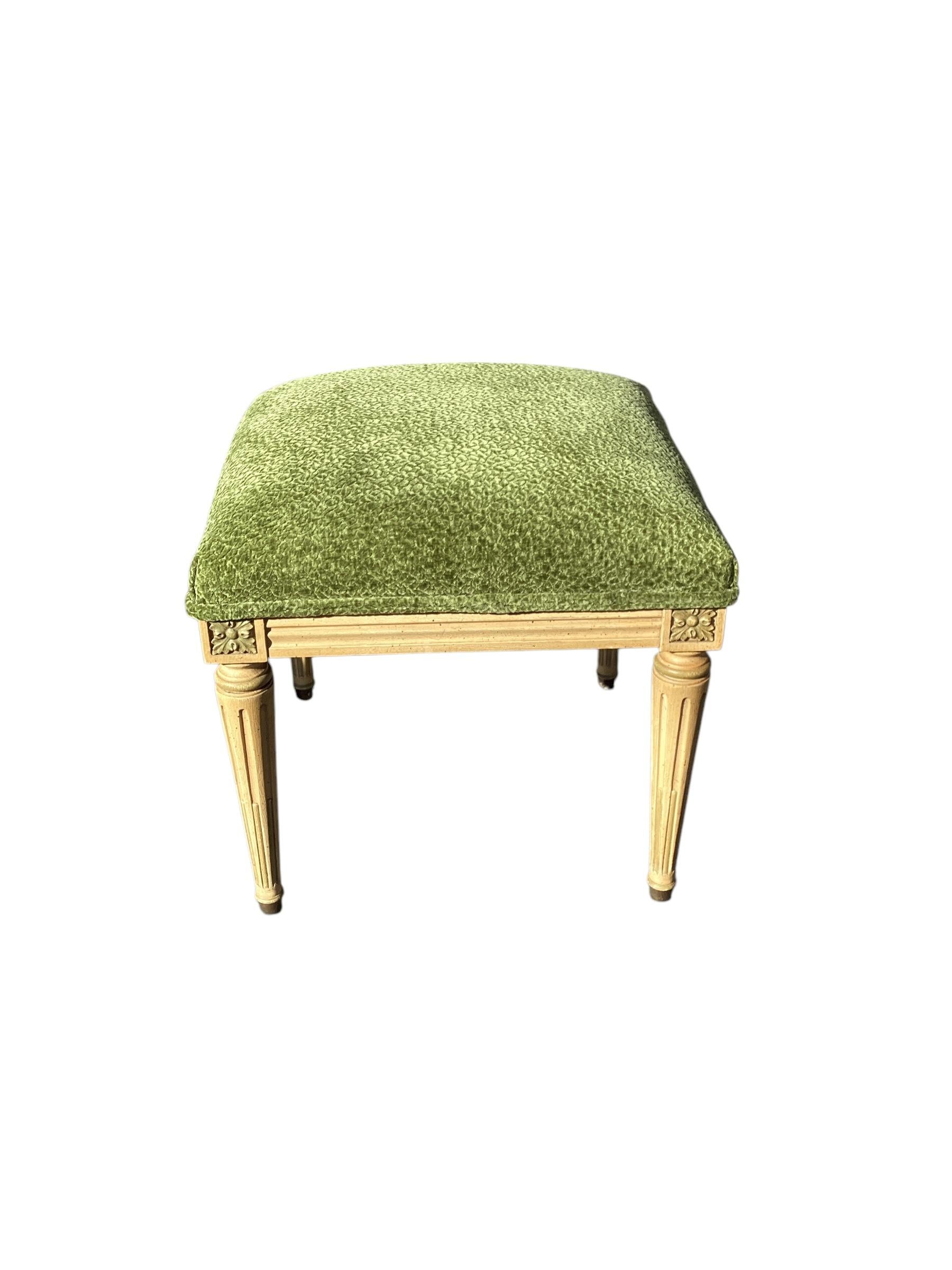 Paire de tabourets peints de style Louis XVI du milieu du siècle dernier, à la manière de Jansen en vente 3
