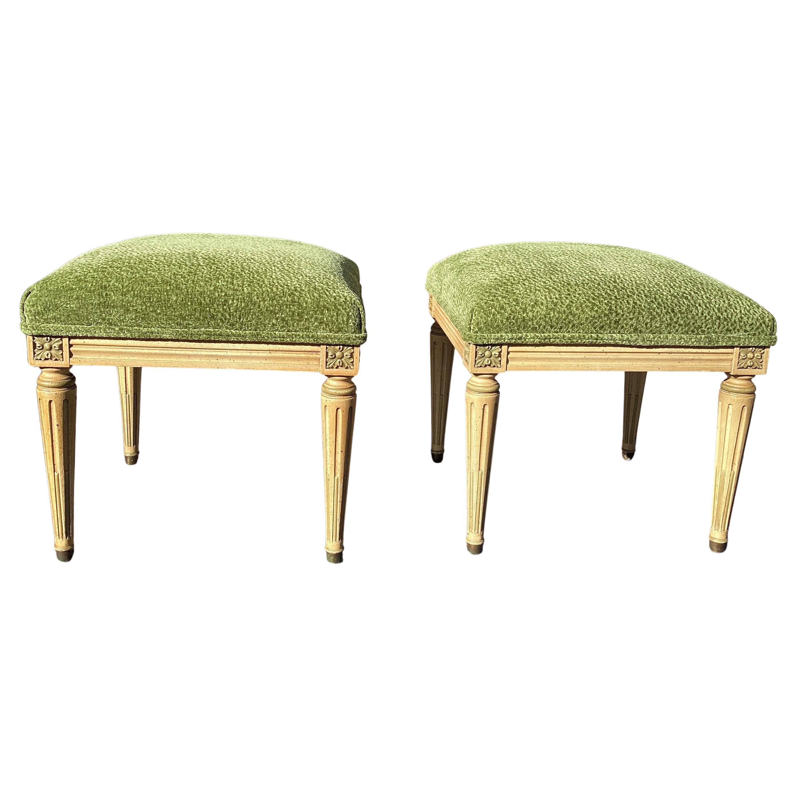Paire de tabourets peints de style Louis XVI du milieu du siècle dernier, à la manière de Jansen