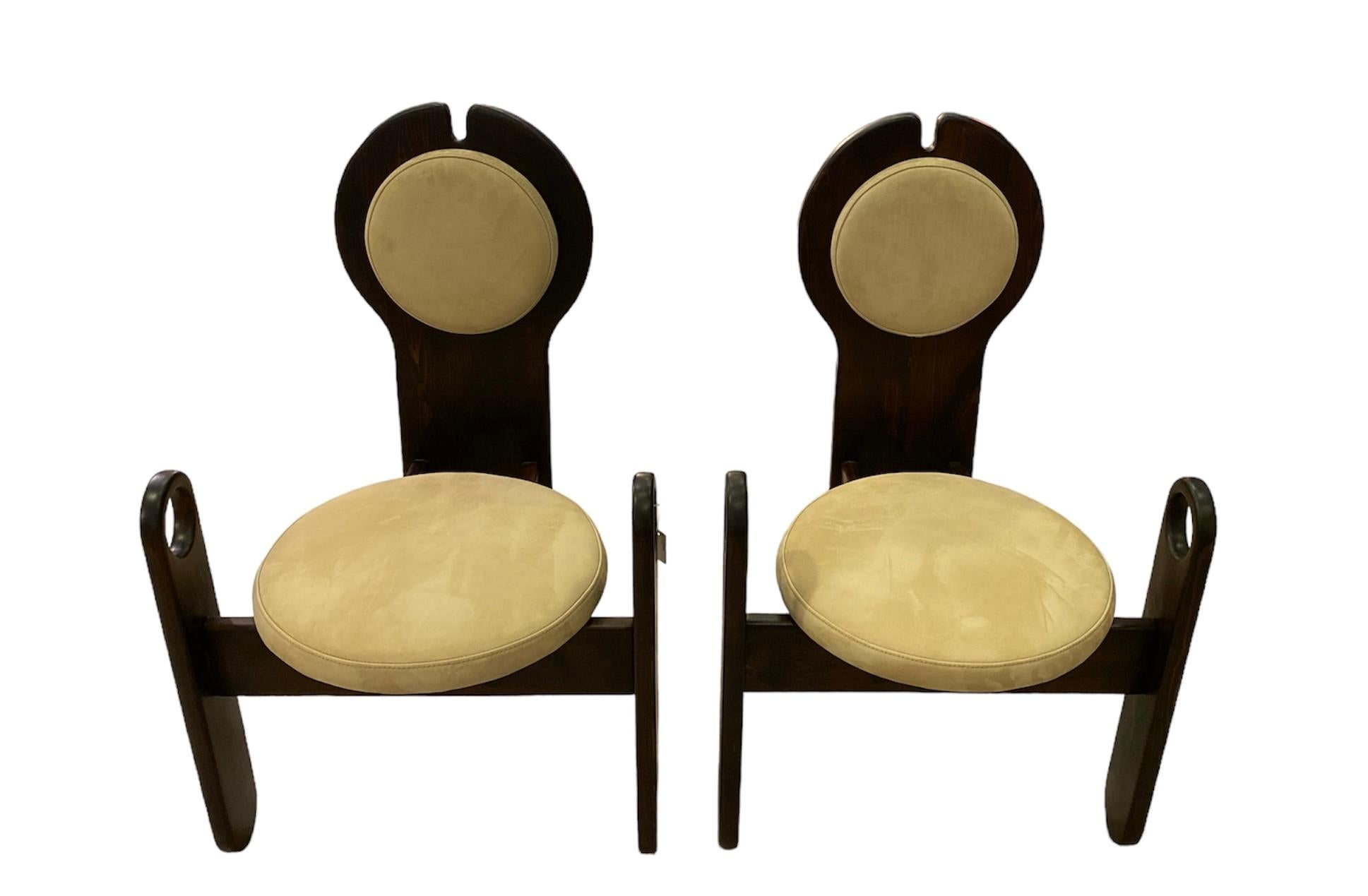 A pair of lounge chairs by Szedleczky Design. Signed.

Rudolf Szedleczky, Easten Europe, Hungary, c1970s.

Re-upholstered in beige nubuck leather.

Excellent condition.

