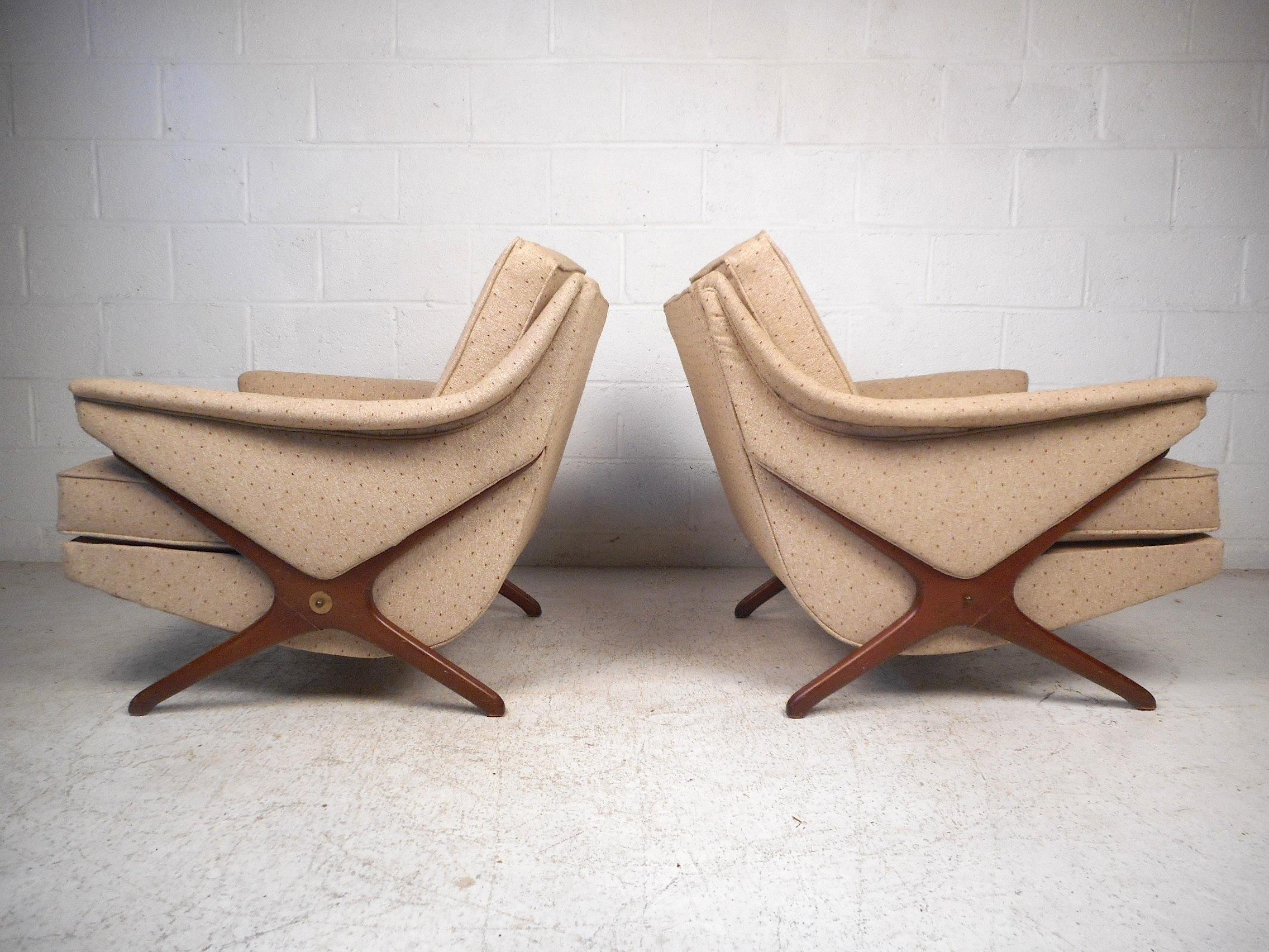 Mid-Century Modern Pair of Midcentury Lounge Chairs