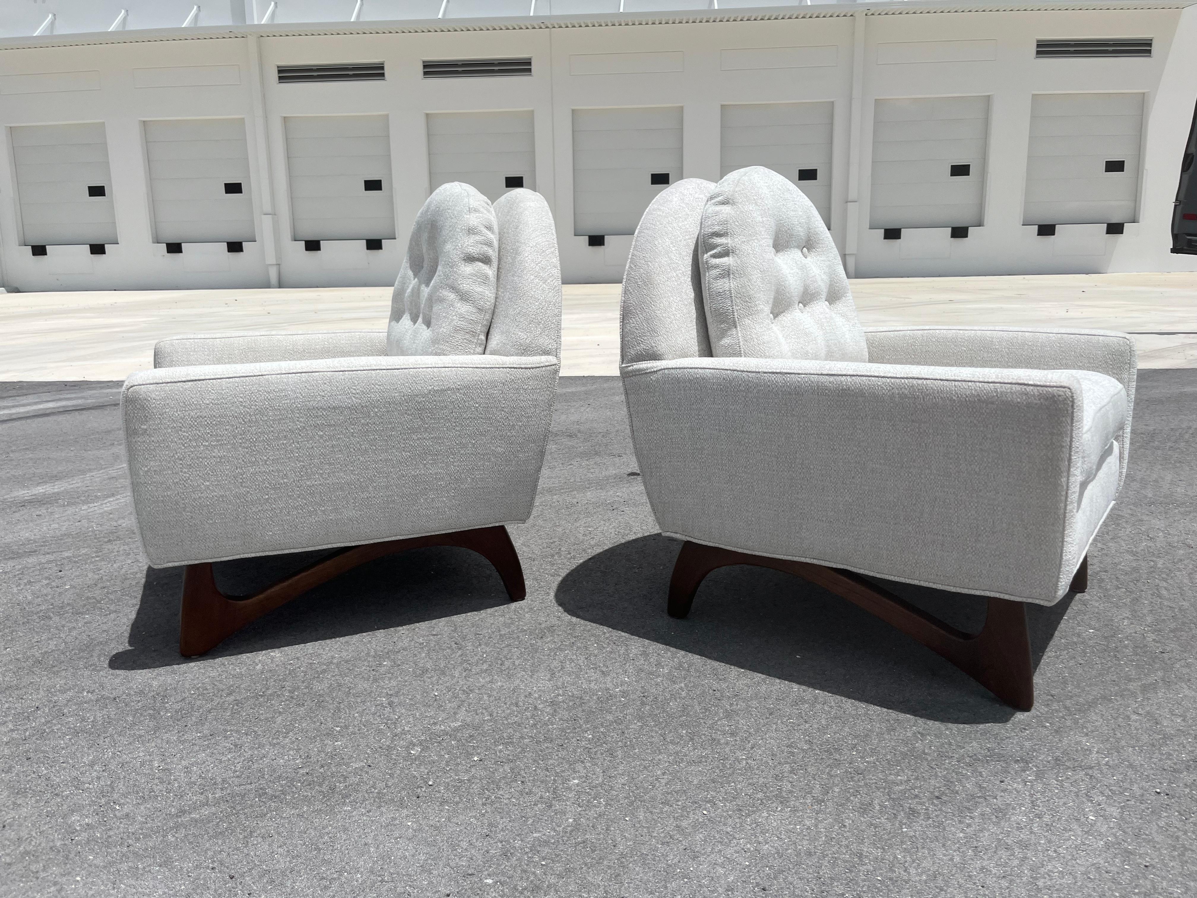 Pair of Mid Century Lounge Chairs Attributed to Adrian Pearsall, from the 1960s.
Chairs were recently reupholstered and are ready for a new home