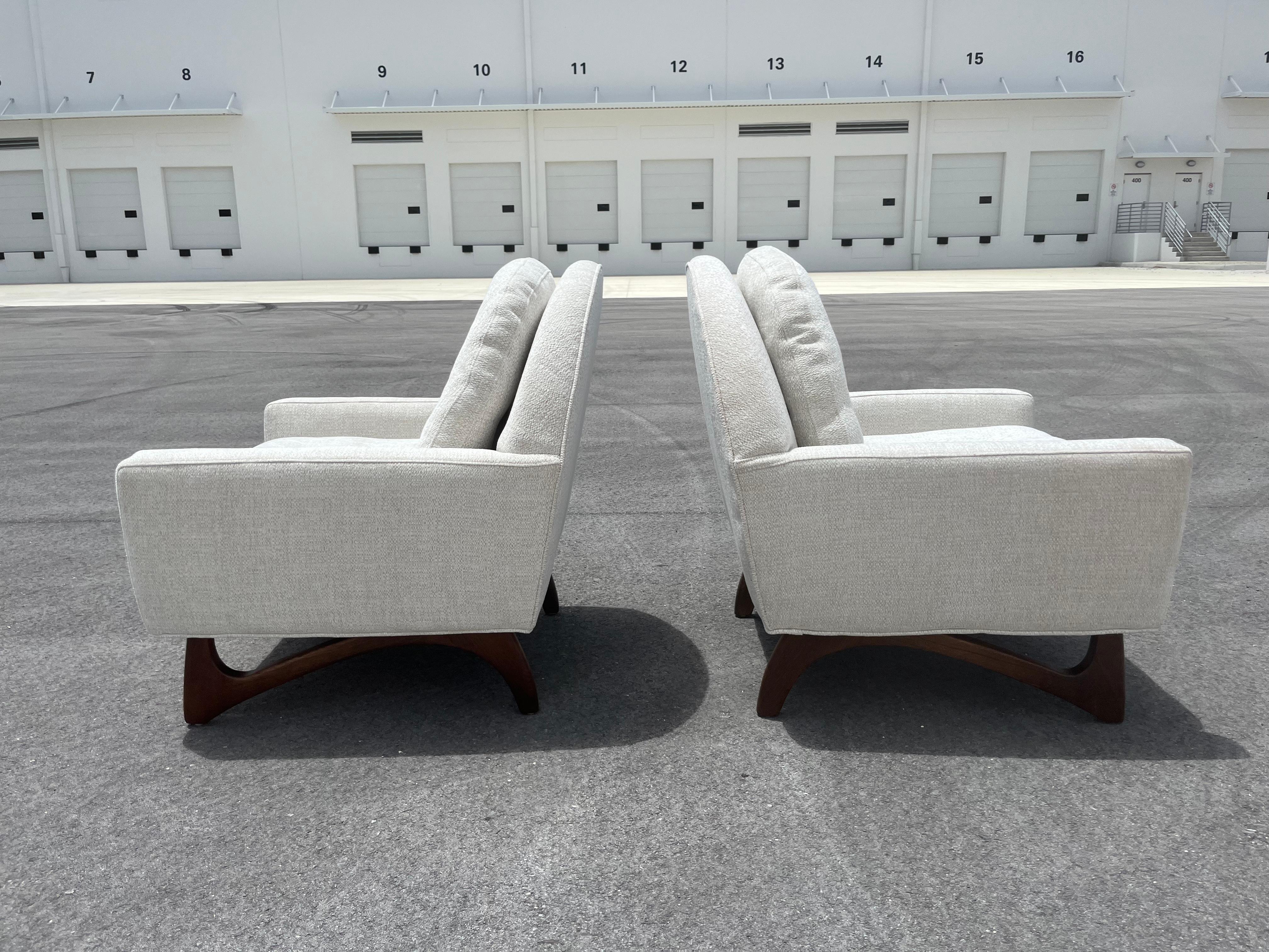 Pair of Mid Century Lounge Chairs Attributed to Adrian Pearsall, Fabric, Walnut In Good Condition For Sale In Miami, FL