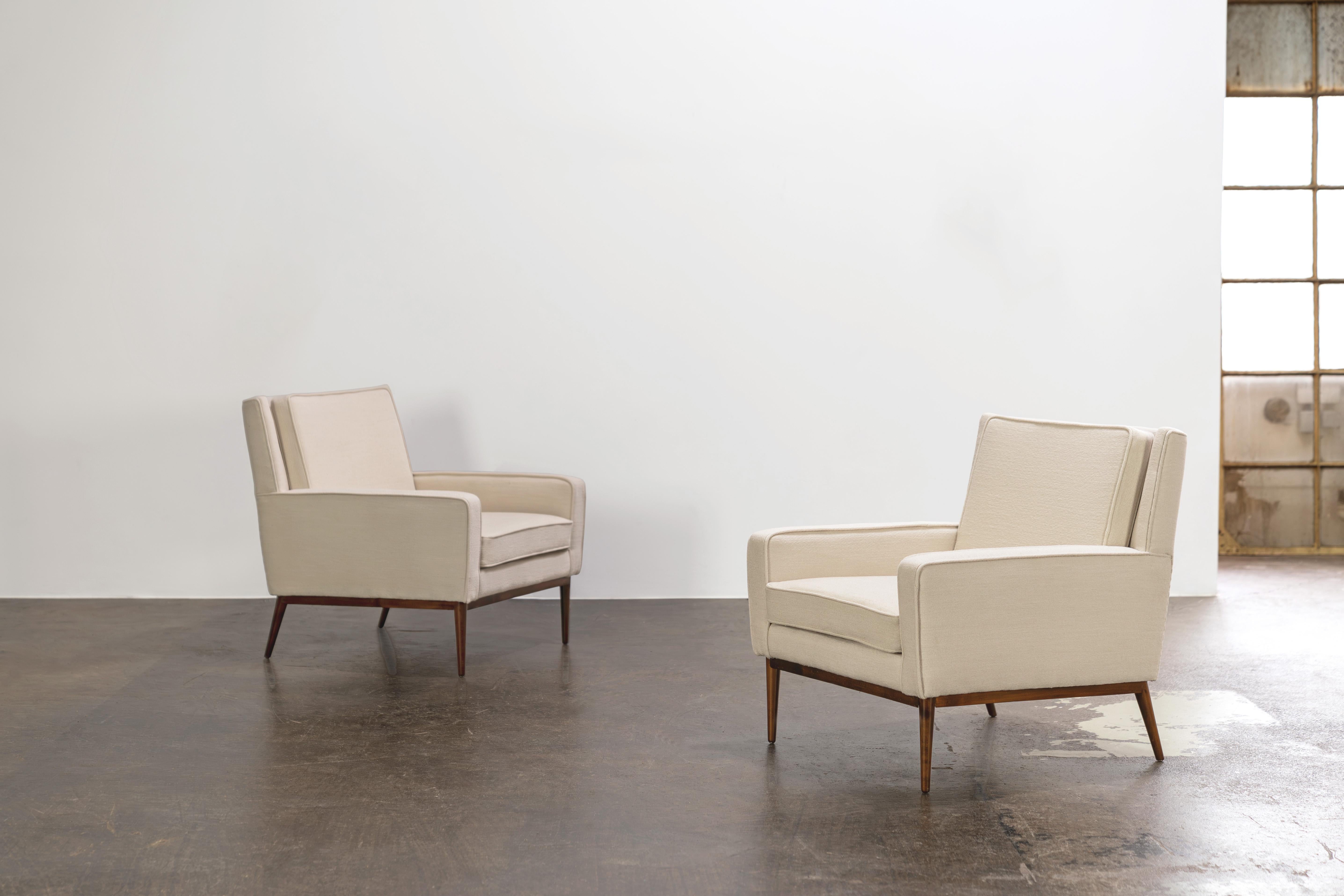 Très confortable et attrayante paire de chaises longues des années 1950 par Paul McCobb. Les fauteuils sont nouvellement tapissés et recouverts d'un tissu de laine blanc cassé de grande qualité.

Modèle 300