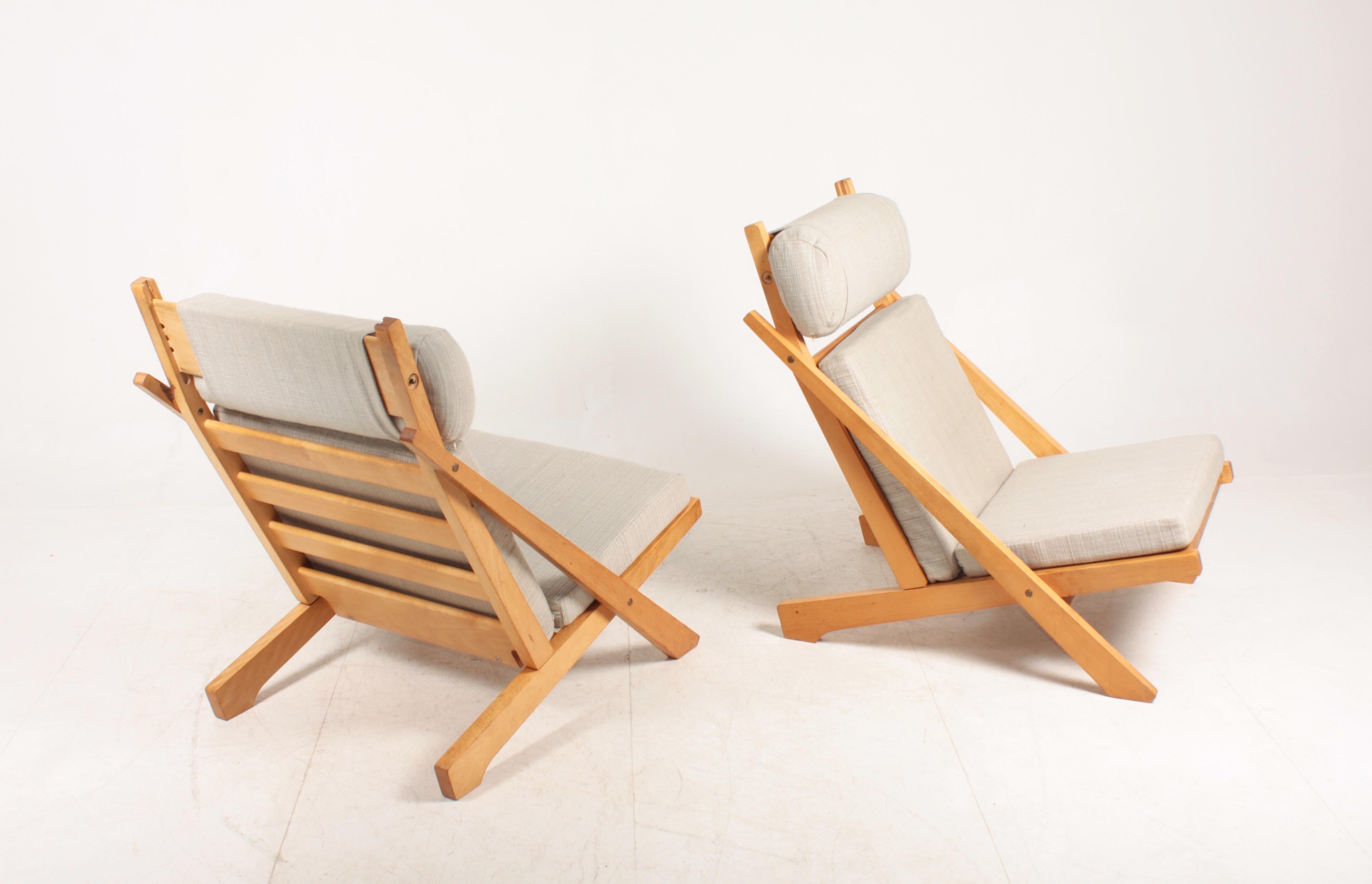 Pair of lounge chairs beech, fabric and flag halyard. Designed by Hans J. Wegner, made by Getama Denmark - Original condition. 

 