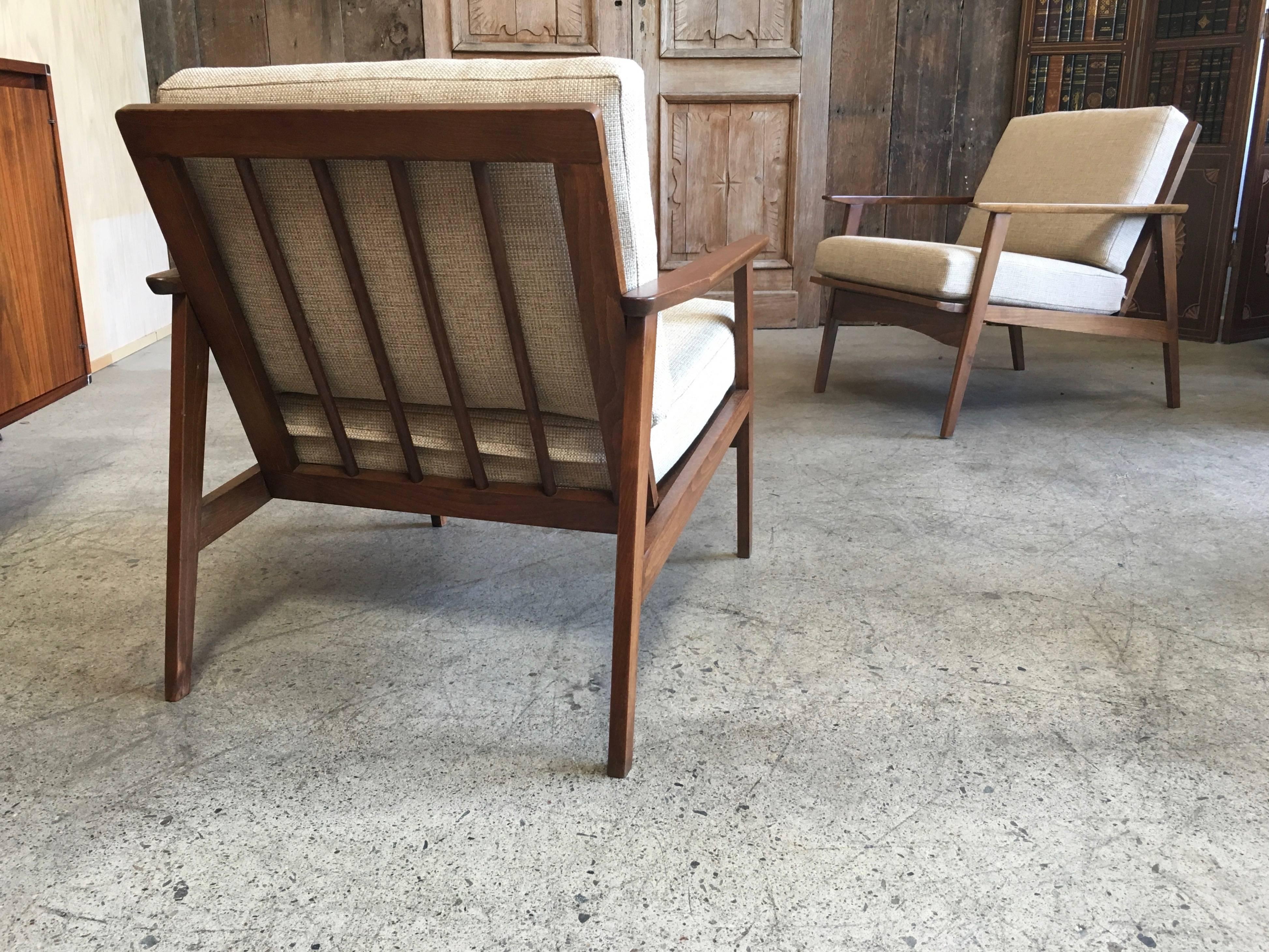 Pair of Mid-Century Lounge Chairs 10