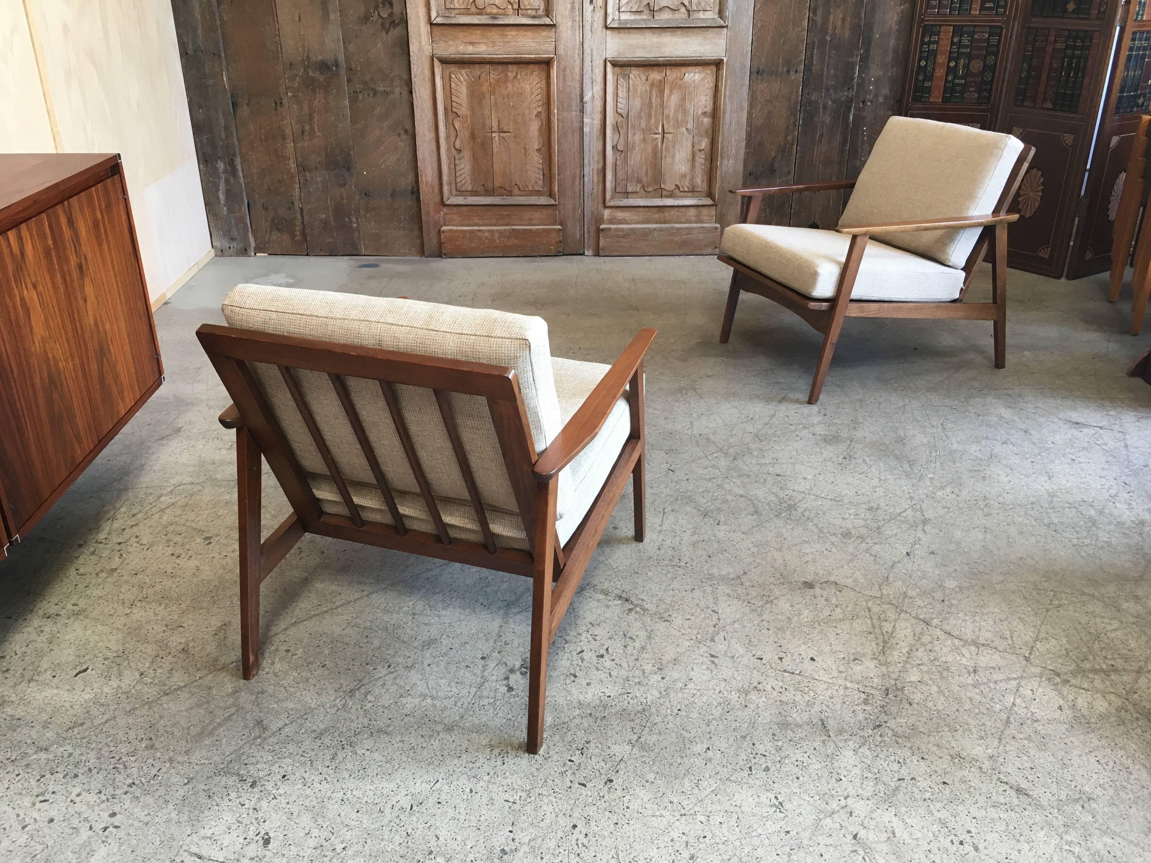 Pair of Mid-Century Lounge Chairs 11