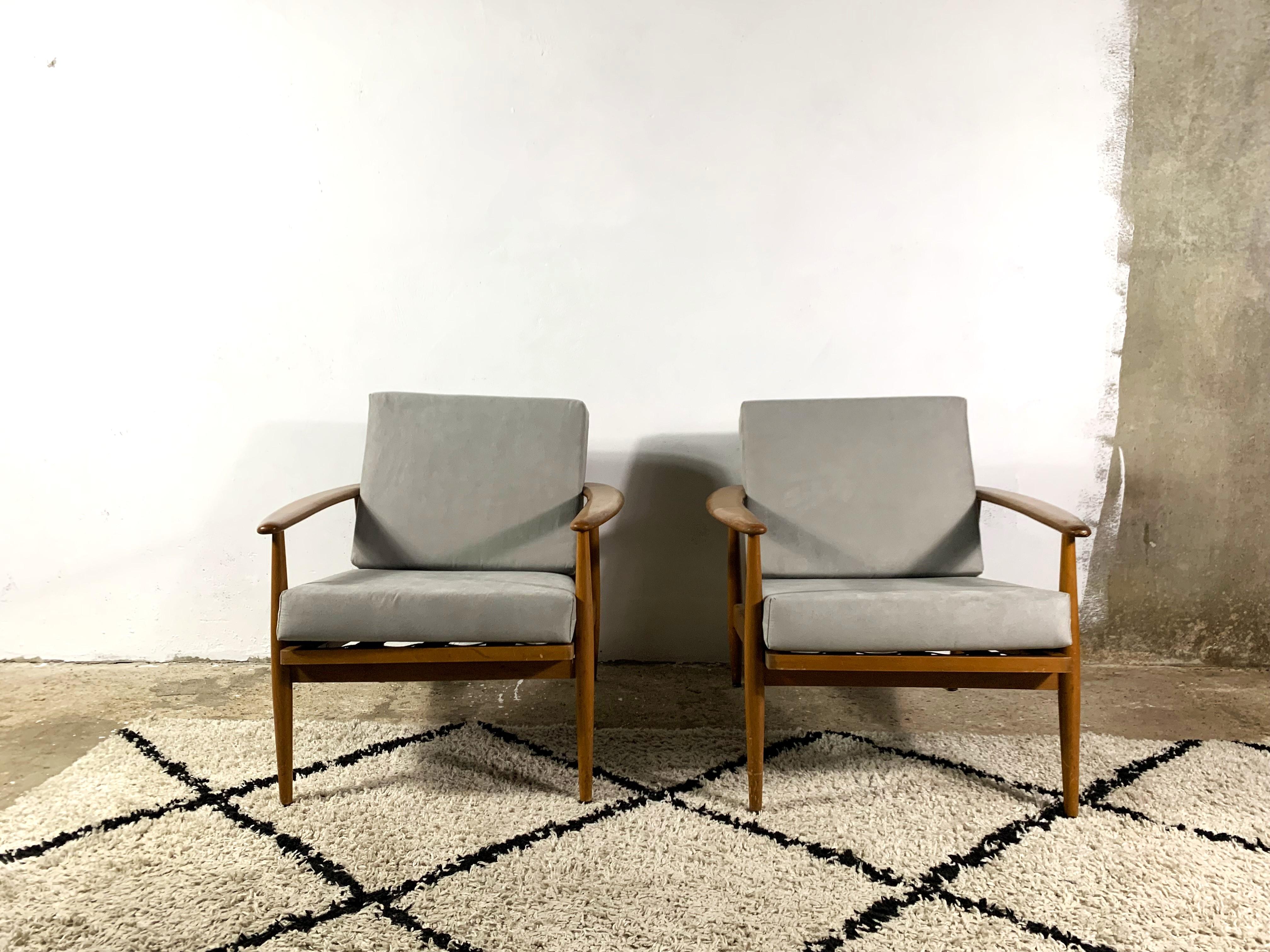 Paar Lounge-Stühle aus der Mitte des Jahrhunderts im Angebot 1