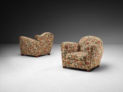 Par de sillones de salón de mediados de siglo con tapizado floral