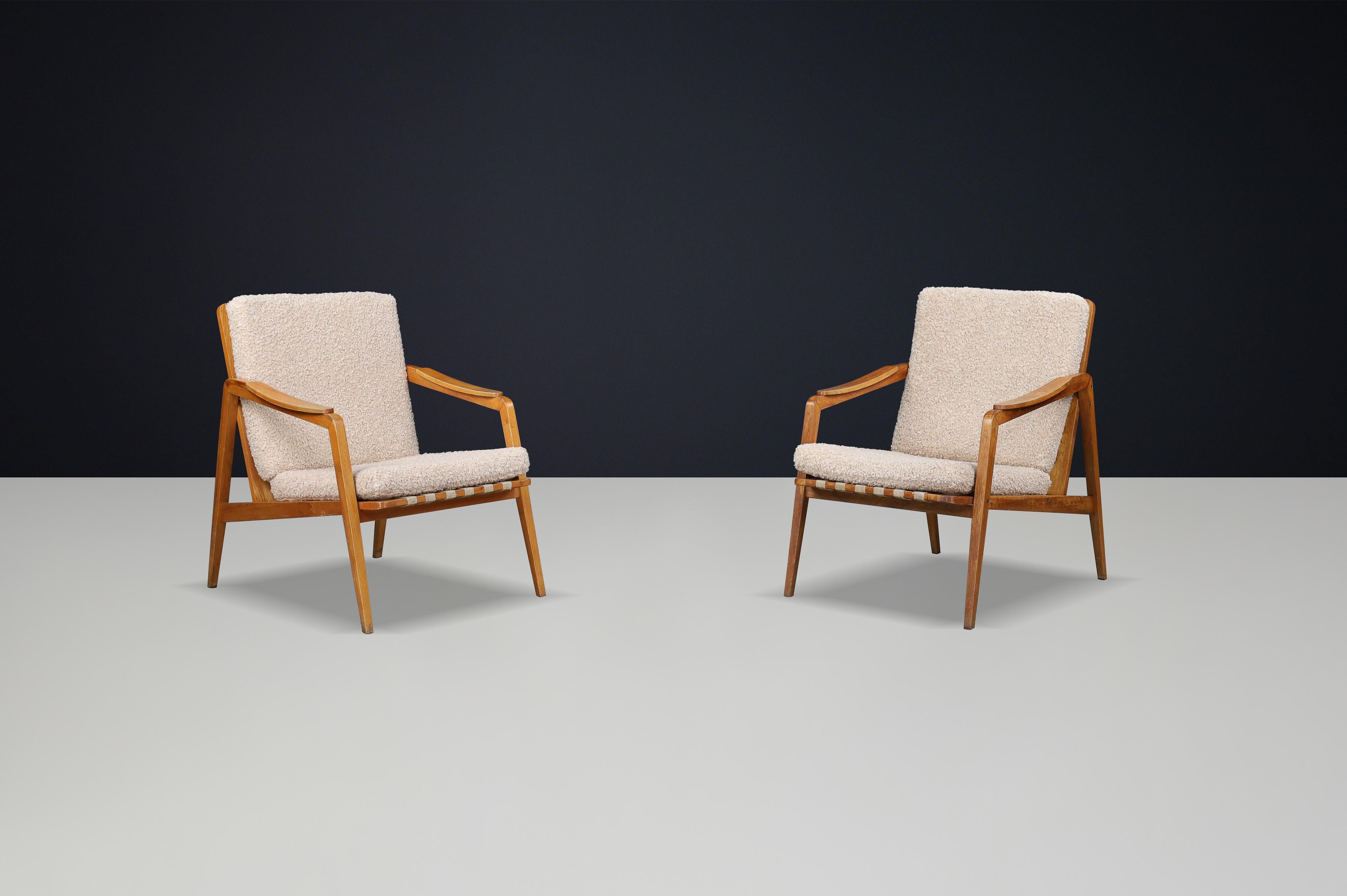 Pareja de sillas de salón de mediados de siglo en fresno francés con tapicería New Teddy, años 60

Descubre la elegancia atemporal y la sofisticación acogedora con este par de sillones de salón de mediados de siglo, fabricados en fresno francés