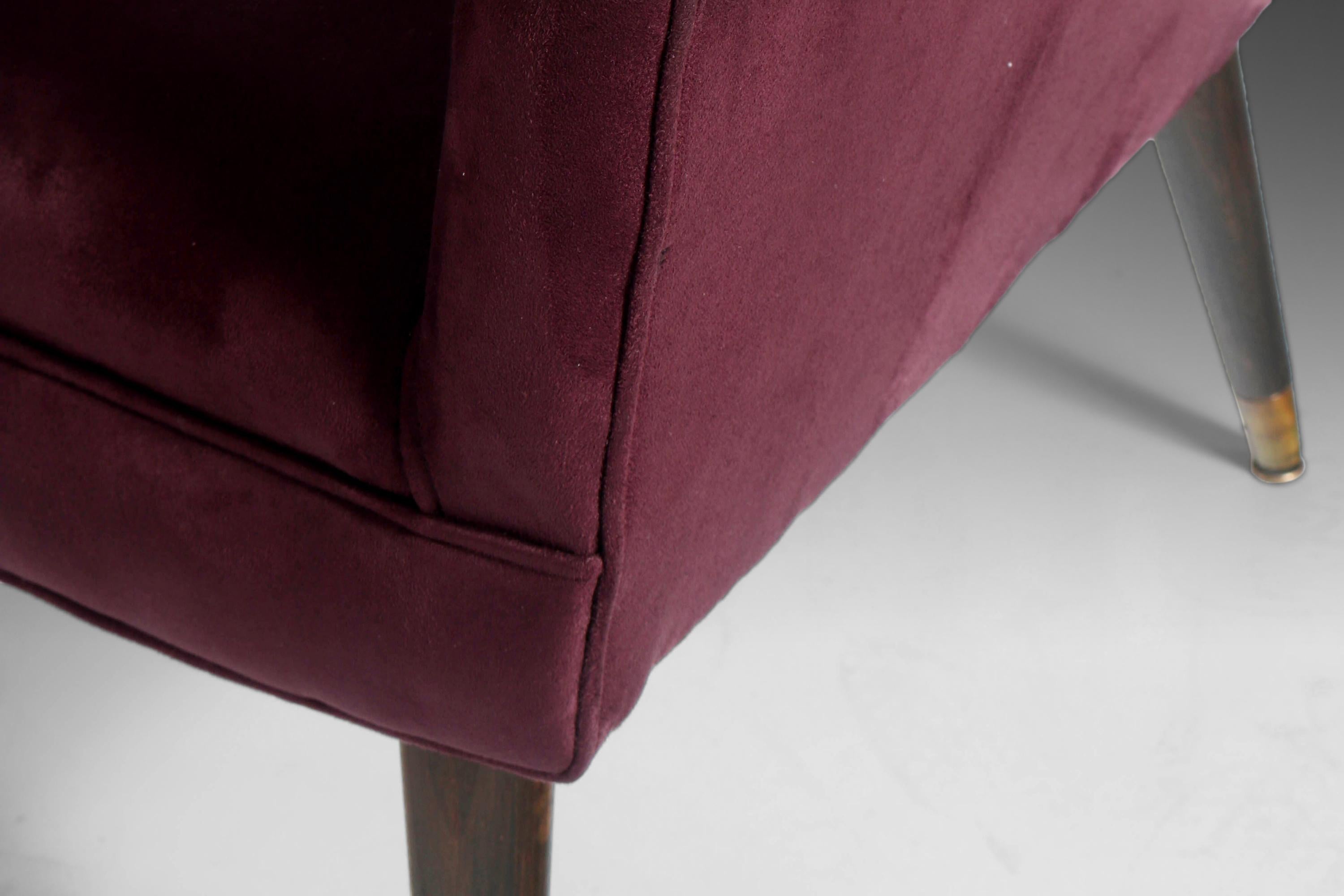 Paire de fauteuils de salon du milieu du siècle en tissu violet d'origine d'après Paul McCobb en vente 2