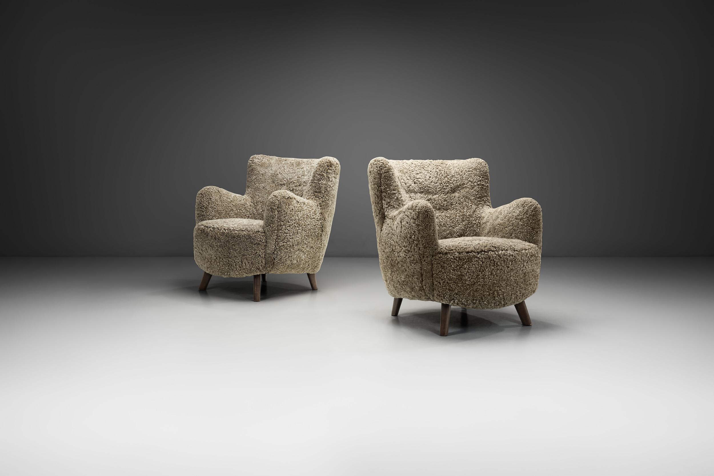 Il design moderno della metà del secolo scorso, un segno distintivo dell'innovazione del XX secolo, è celebrato per la sua armoniosa miscela di minimalismo, forme organiche ed eleganza audace ma discreta. Ha introdotto la funzionalità come obiettivo