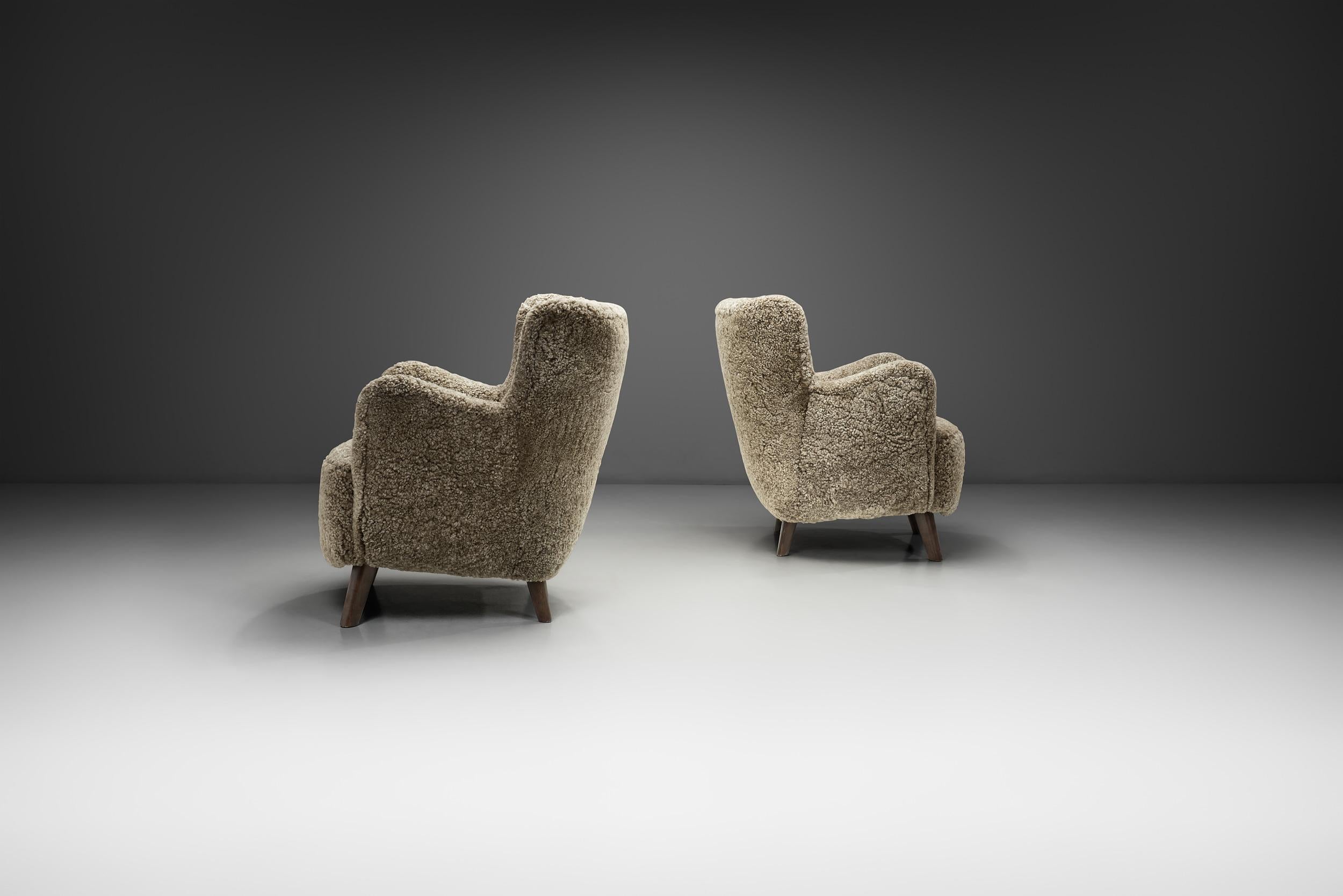 Mid-Century moderno Coppia di sedie da salotto di metà secolo in pelle di pecora, Europa Metà del XX secolo in vendita