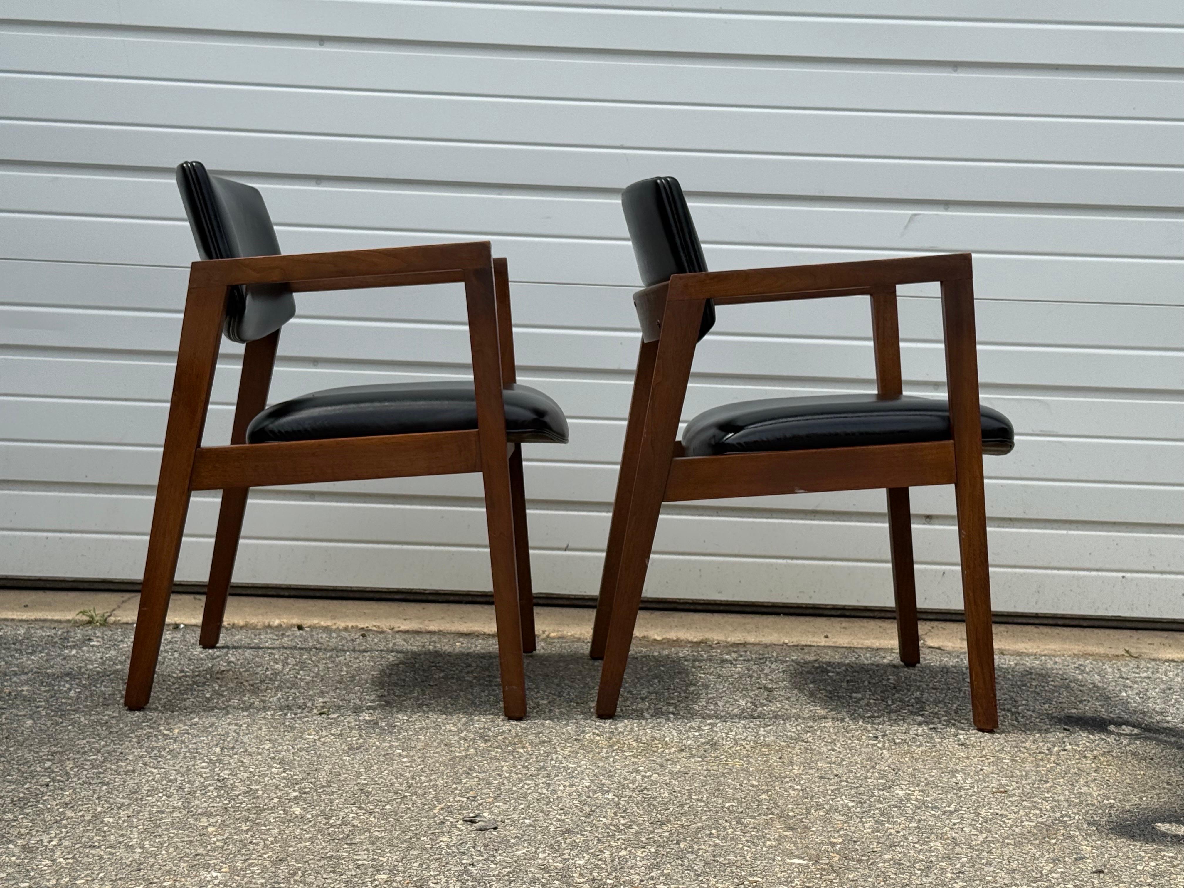 PPair de Sillas de salón de mediados de siglo Sillas de salón de brazos abiertos de nogal nº 1
se ofrecen dos Sillones abiertos de nogal de High Point. Este set incluye 2 tumbonas de nogal con brazos abiertos.  Las sillas tienen un asiento de vinilo