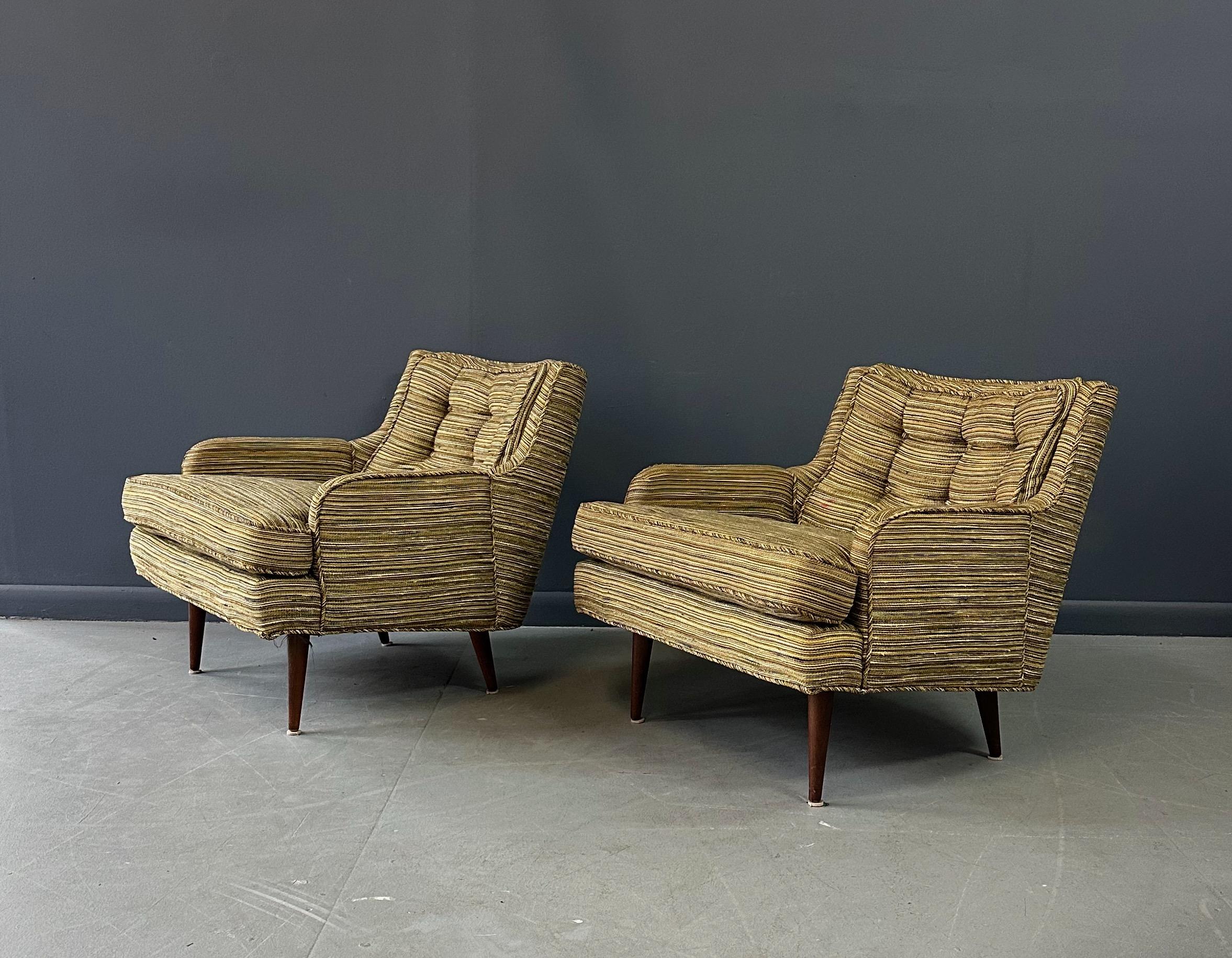 Queste sedie da salotto del Mid Century con gambe in noce sono il connubio perfetto tra stile e comfort. Il tessuto originale e bellissimo in marrone, giallo e blu è magnifico e in ottimo stato. Grazie alle robuste gambe in noce, queste sedie sono