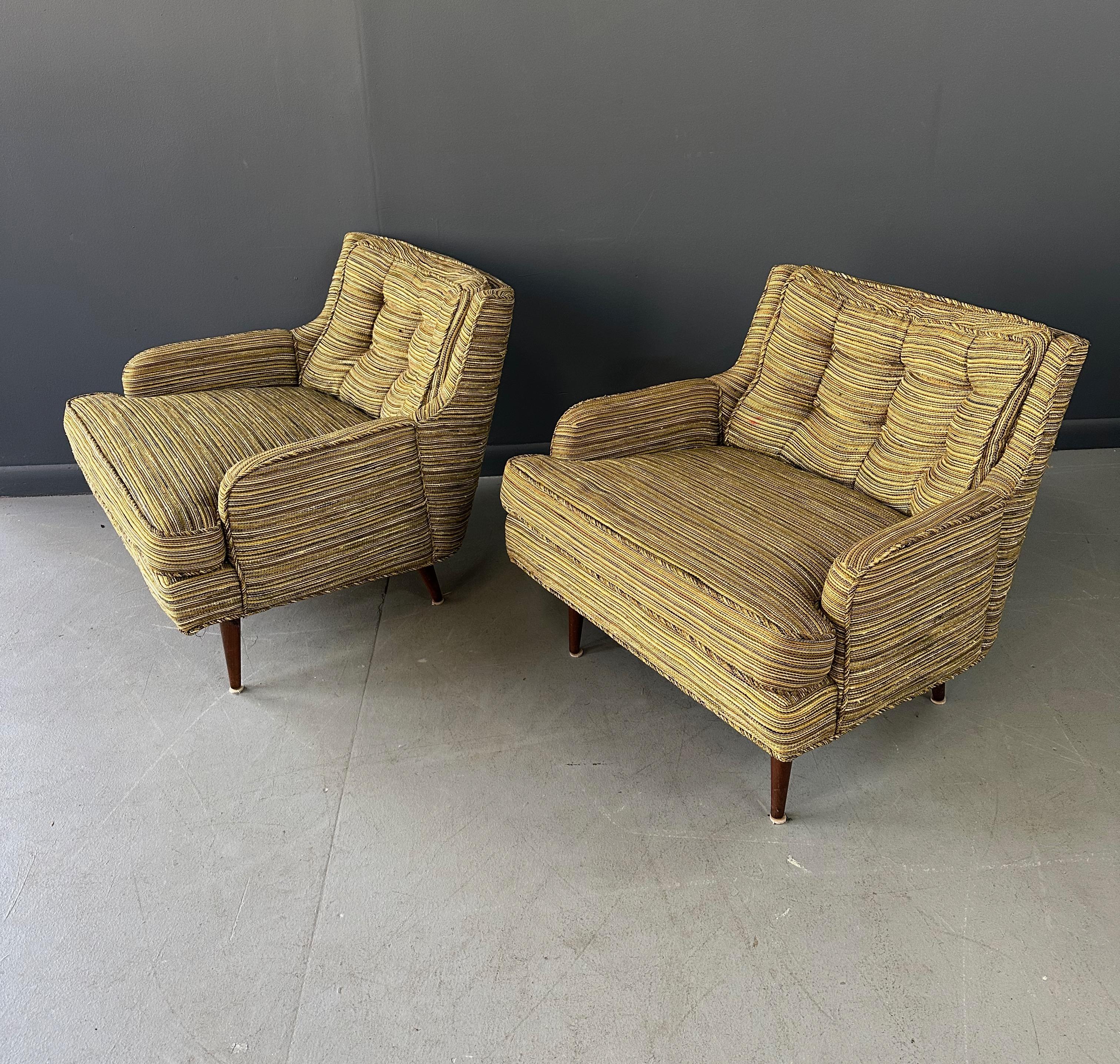 Mid-Century moderno Coppia di poltrone da salotto della metà del secolo scorso con gambe in noce e con una splendida stoffa originale in vendita
