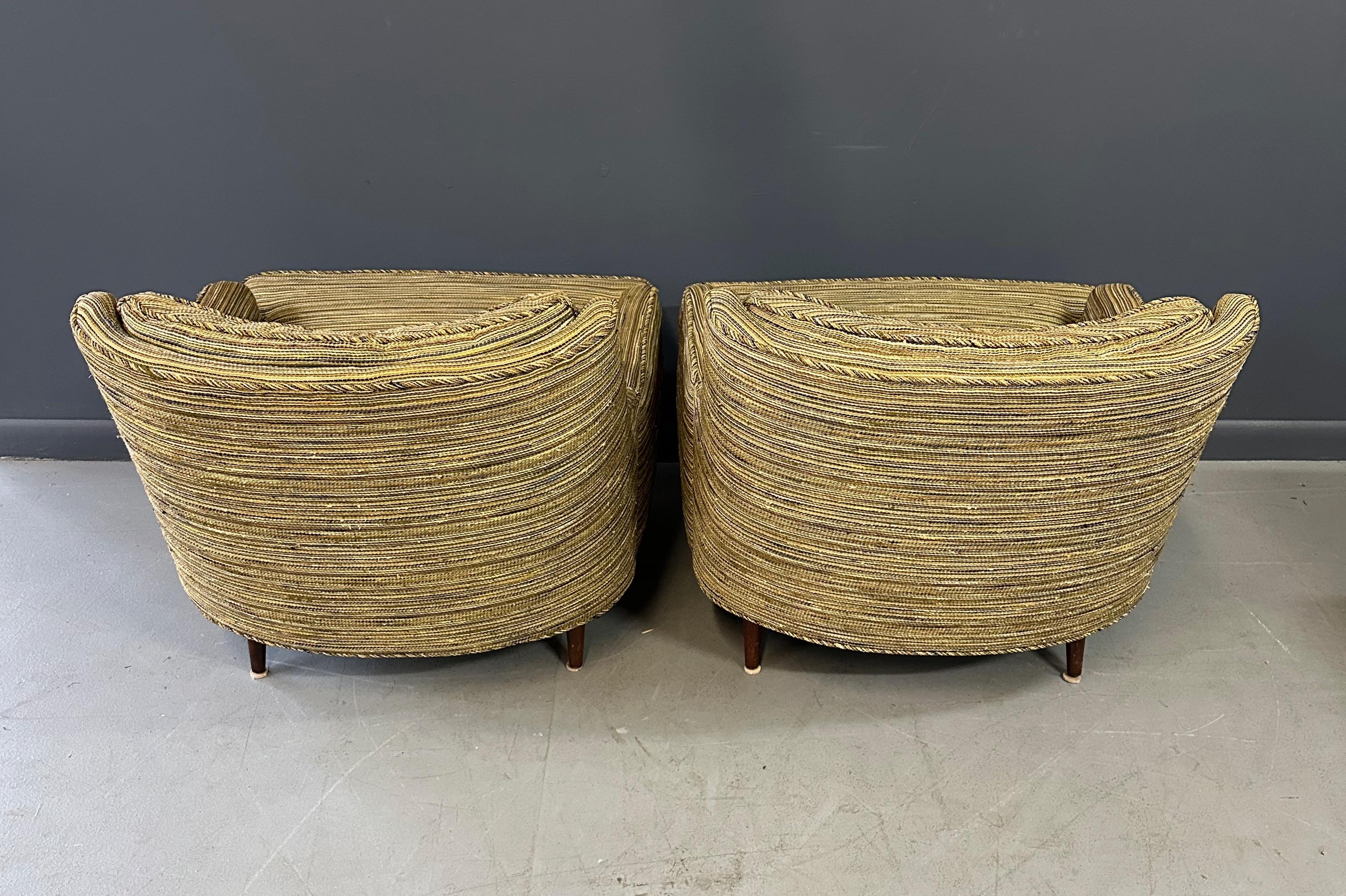 Coppia di poltrone da salotto della metà del secolo scorso con gambe in noce e con una splendida stoffa originale In condizioni buone in vendita a Philadelphia, PA