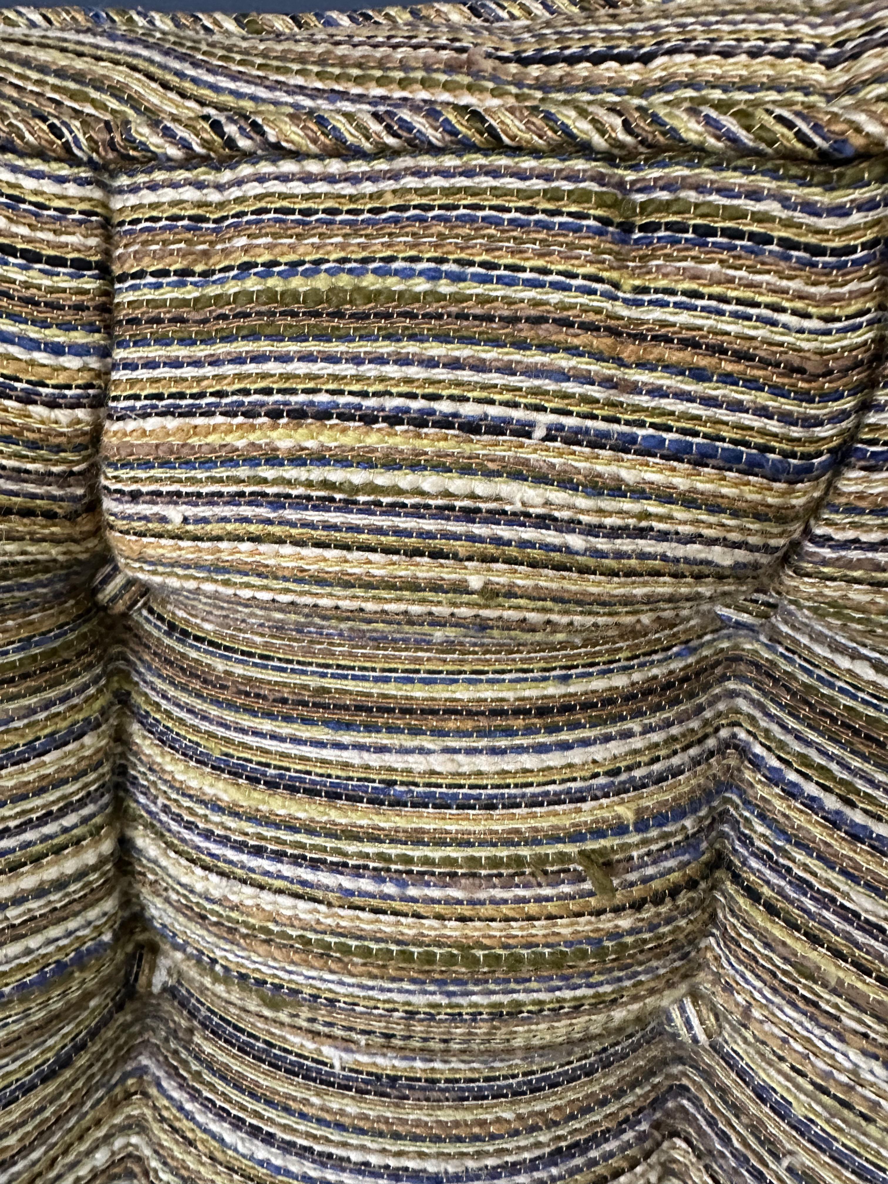 Coppia di poltrone da salotto della metà del secolo scorso con gambe in noce e con una splendida stoffa originale in vendita 1