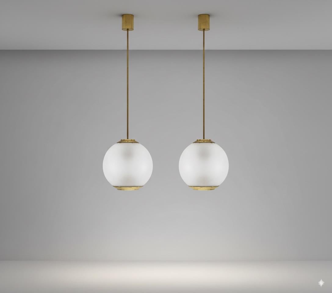 Queste due eleganti lampade a sospensione LS2 sono un esempio iconico del design italiano di metà secolo, disegnate da Luigi Caccia Dominioni per l'azienda Azucena intorno al 1952. Questa coppia di sospensioni è perfetta per illuminare in modo