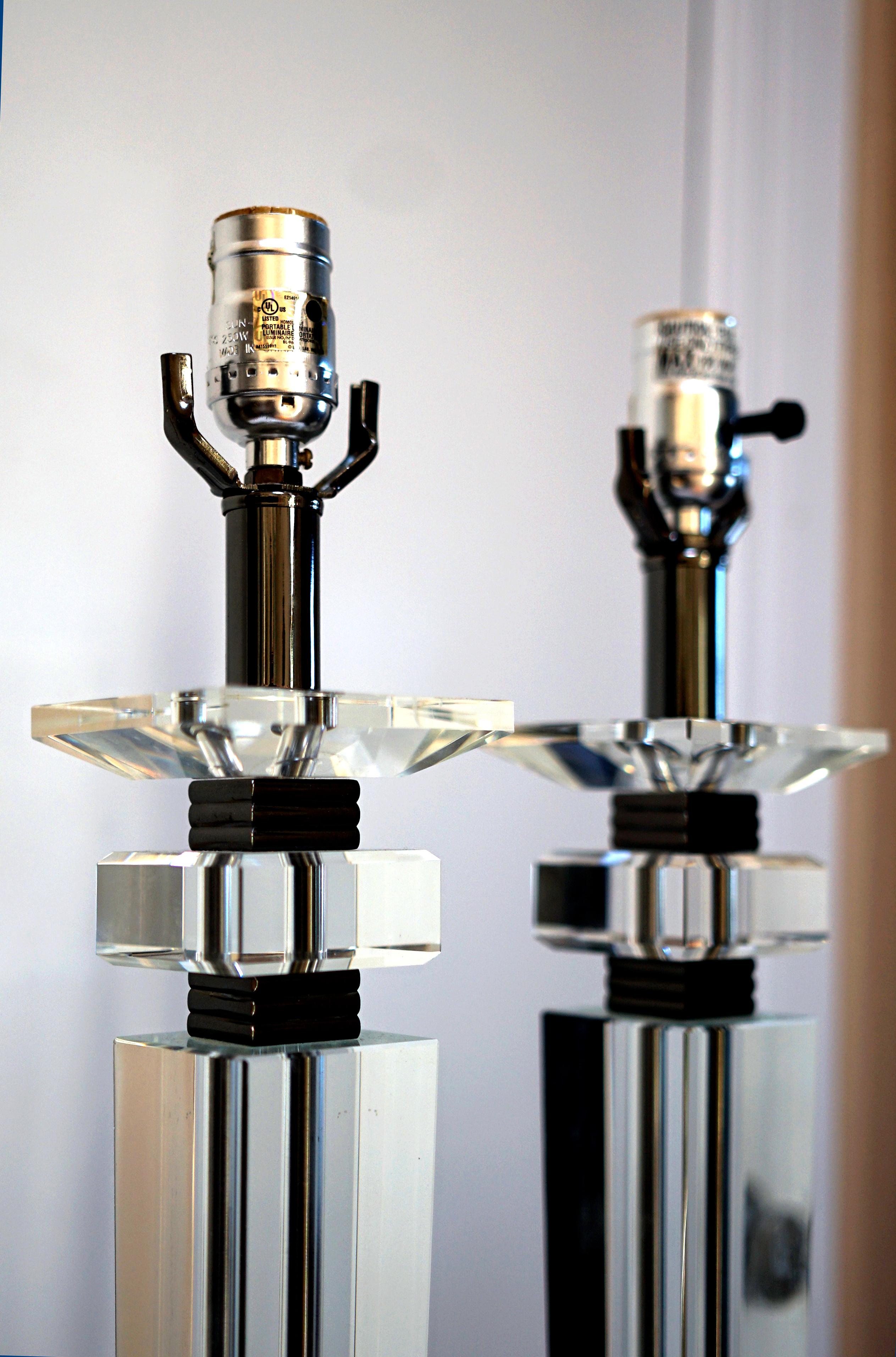 Paire de lampes de table vintage en lucite

Cette paire de lampes à colonne en Lucite et chrome, datant de la fin des années 1970 ou du début des années 1980, rehausse n'importe quel intérieur. Avec un profil architectural épuré et un motif