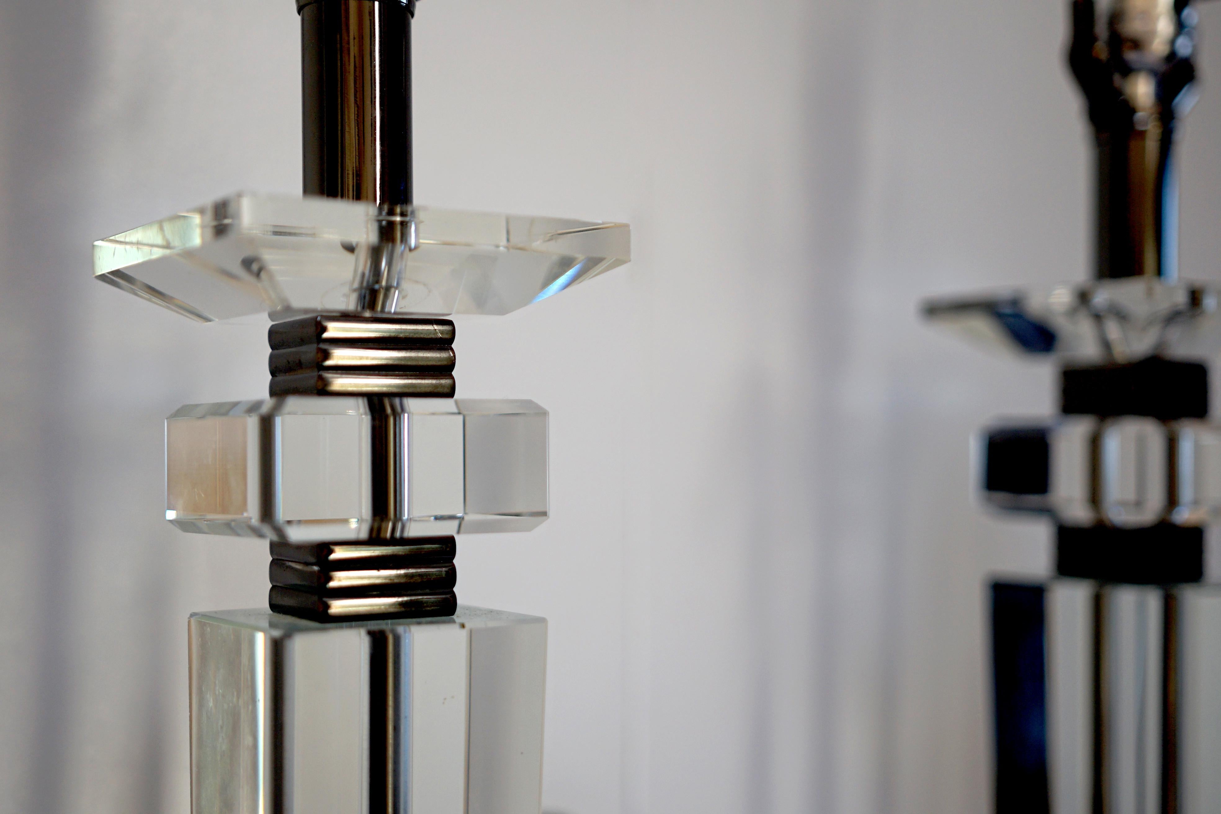 20ième siècle Paire d'objets en Lucite du milieu du siècle en vente