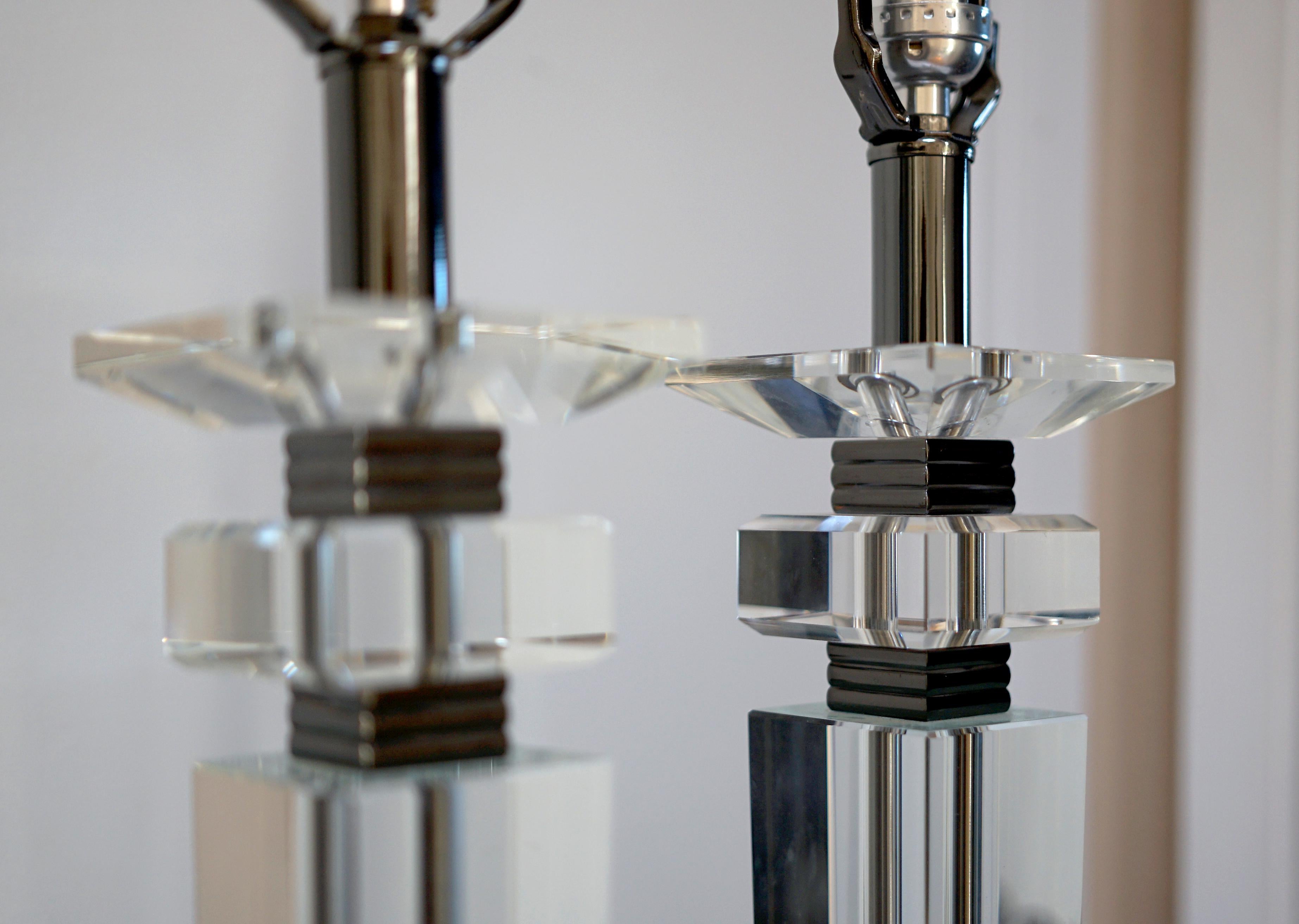 Paire d'objets en Lucite du milieu du siècle en vente 2