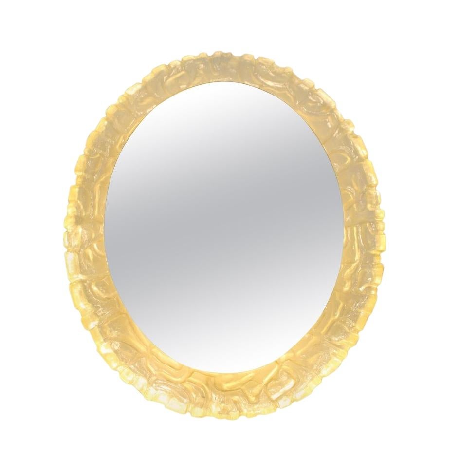 Paire de miroirs italiens des années 1960 en lucite texturée avec cadre ovale et éclairage intérieur. Vendu à l'unité.

Mesures :
Hauteur : 27
Largeur : 22
Profondeur : 4