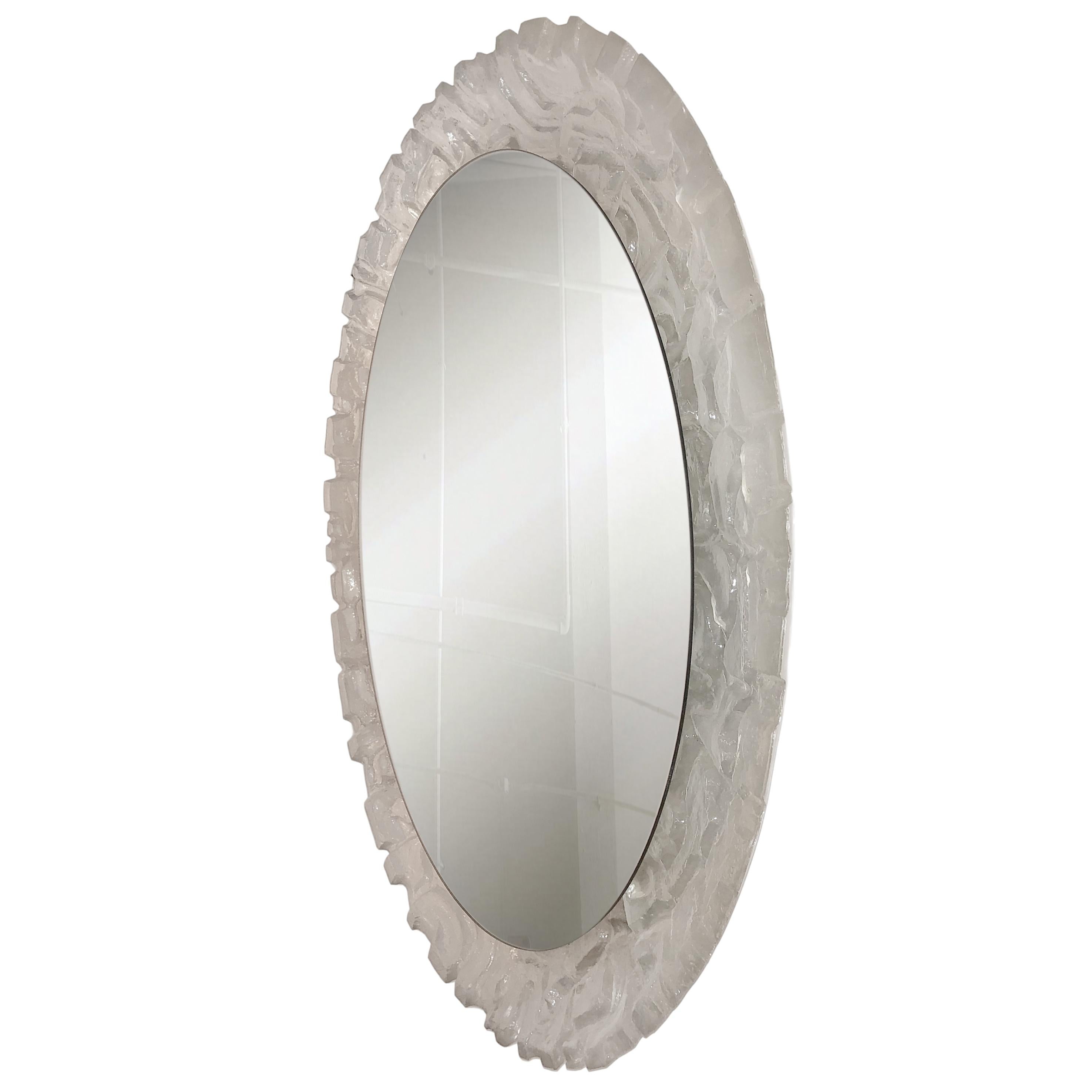 italien Paire de miroirs à cadre en lucite du milieu du siècle dernier, vendus individuellement en vente