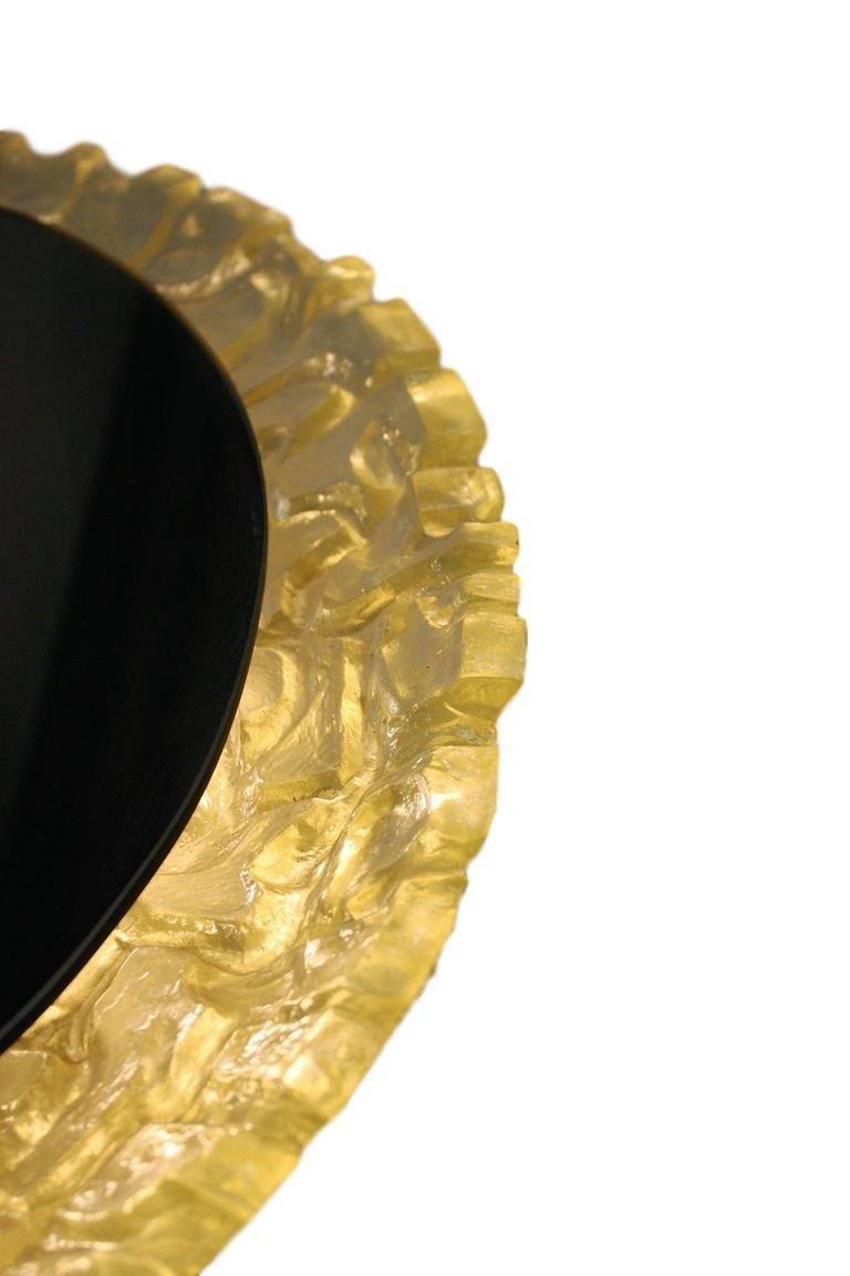 Moulé Paire de miroirs à cadre en lucite du milieu du siècle dernier, vendus individuellement en vente